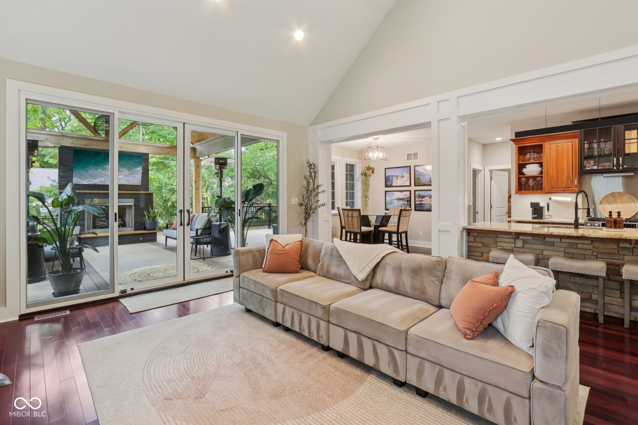 8418 N College Avenue