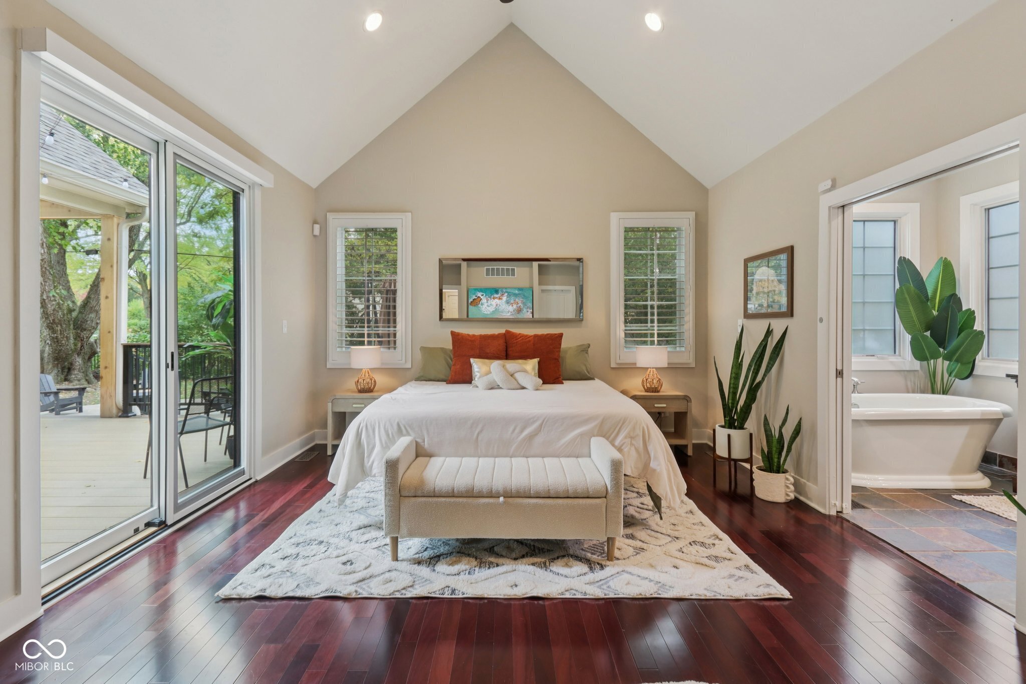 8418 N College Avenue