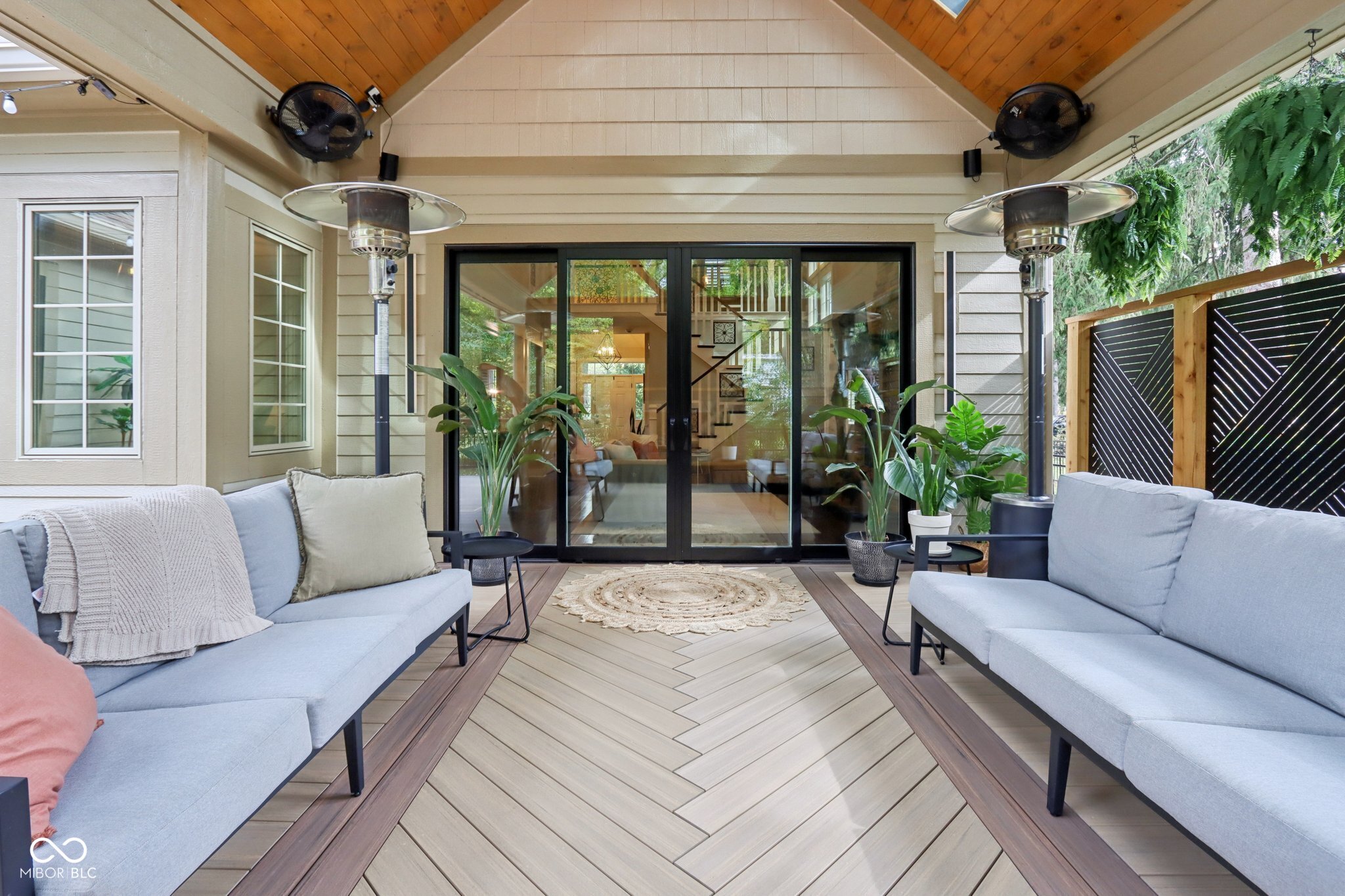 8418 N College Avenue