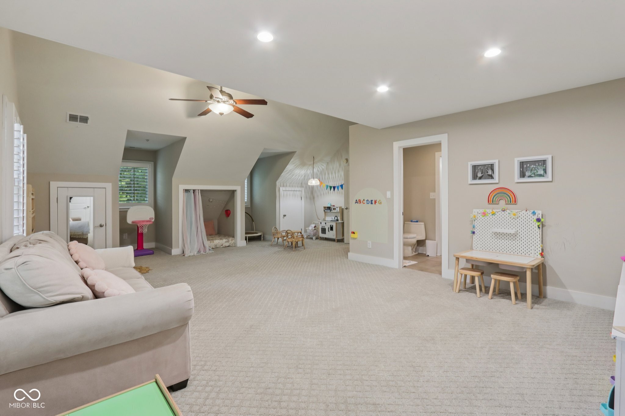 8418 N College Avenue