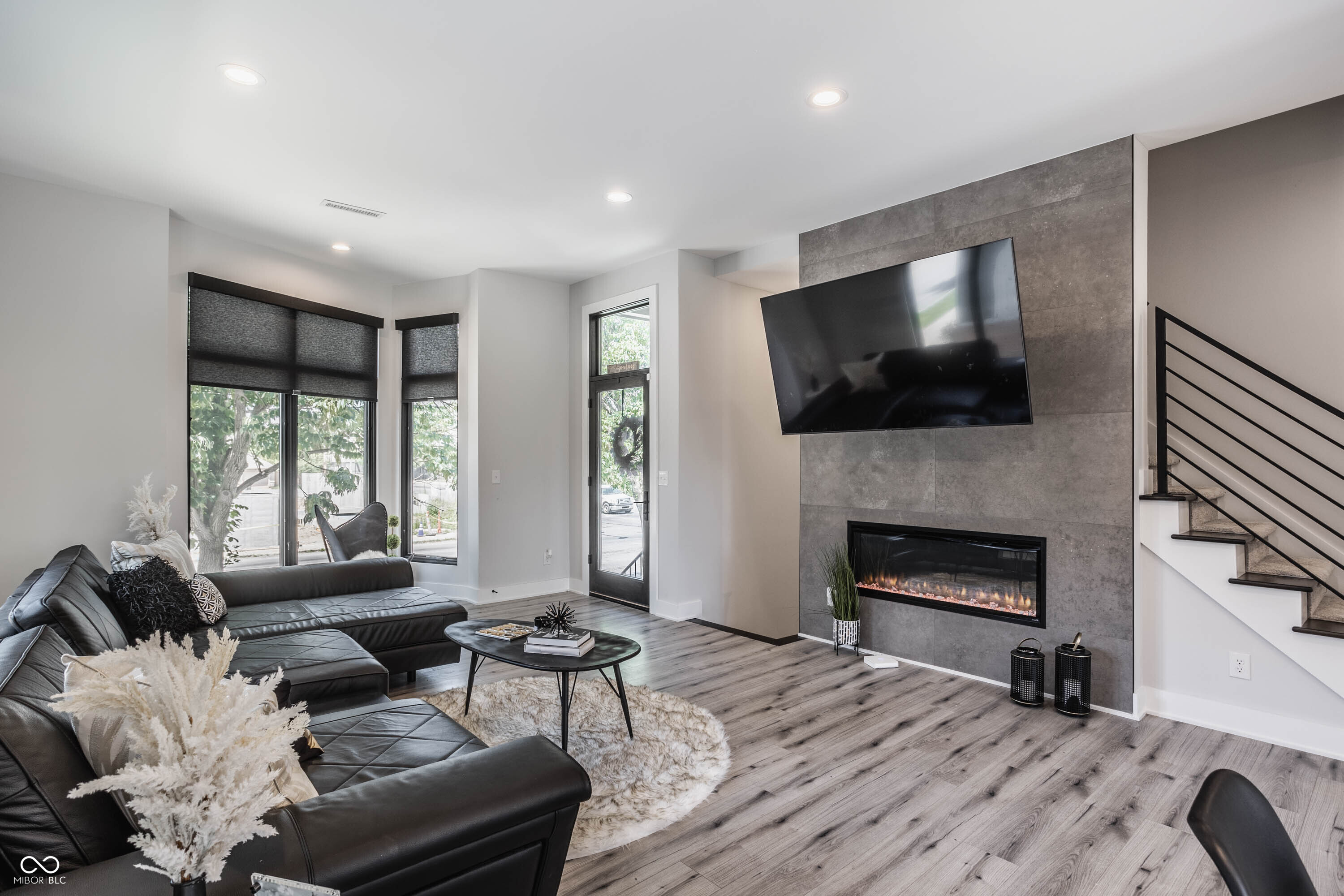 1561 N College Avenue