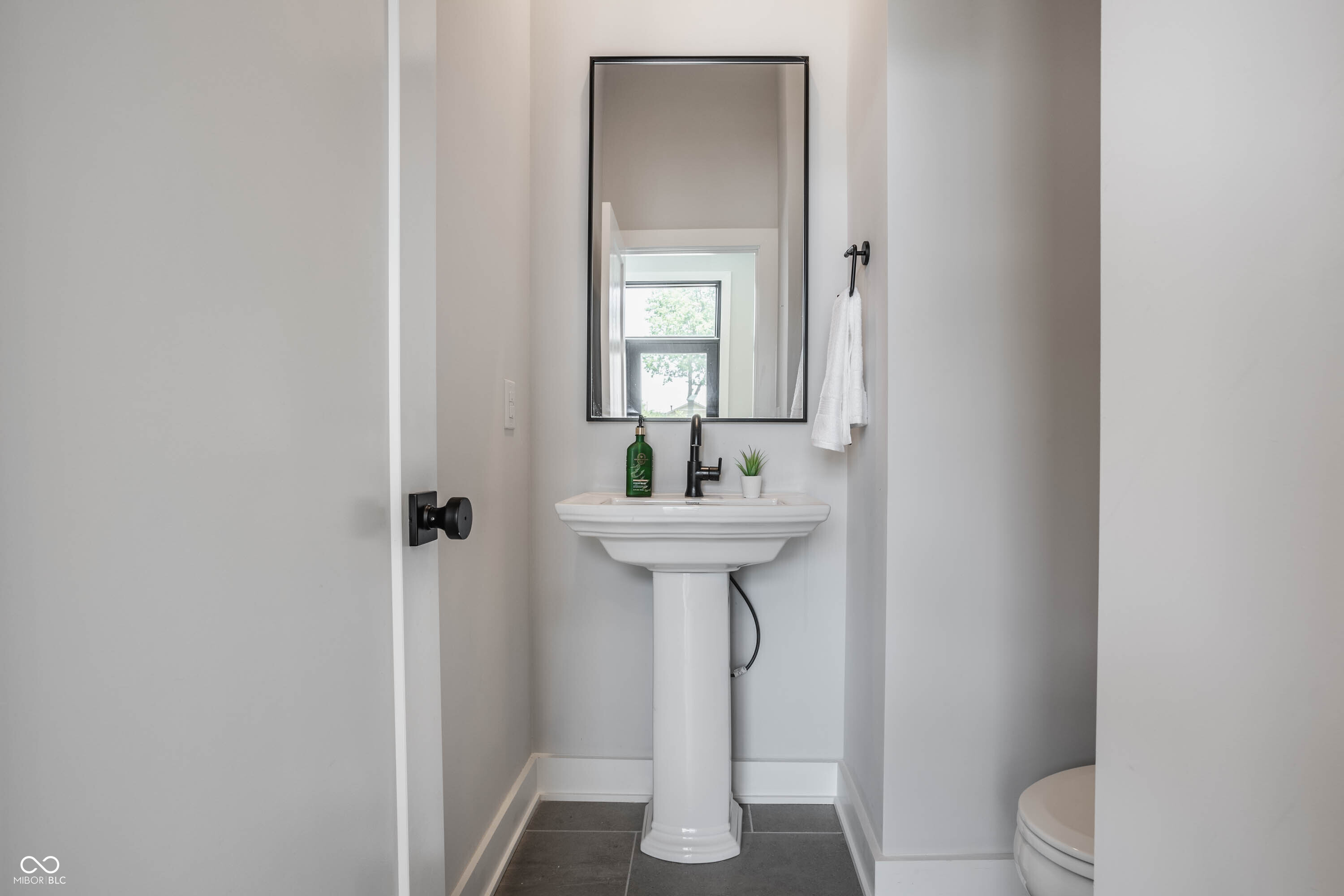 1561 N College Avenue