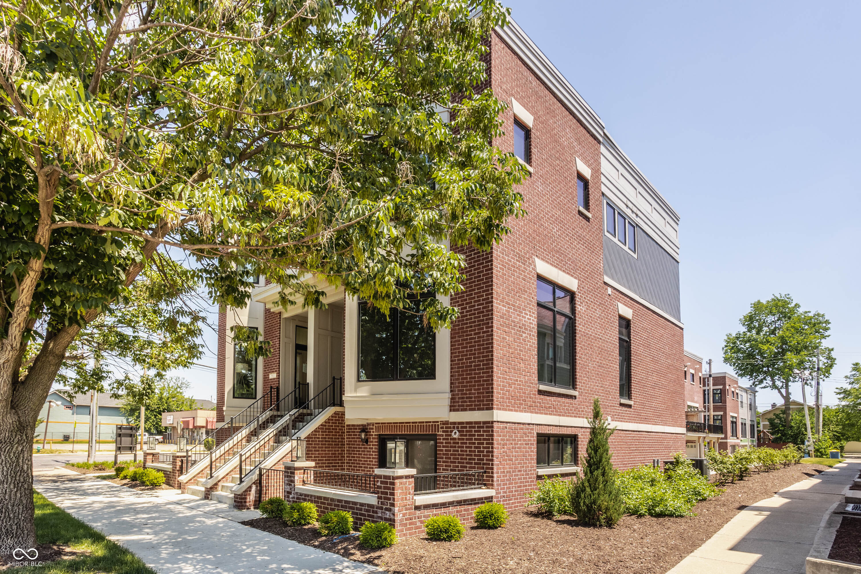 1561 N College Avenue