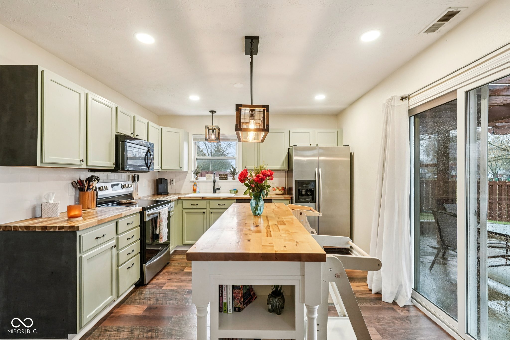 1502 Round Lake Court