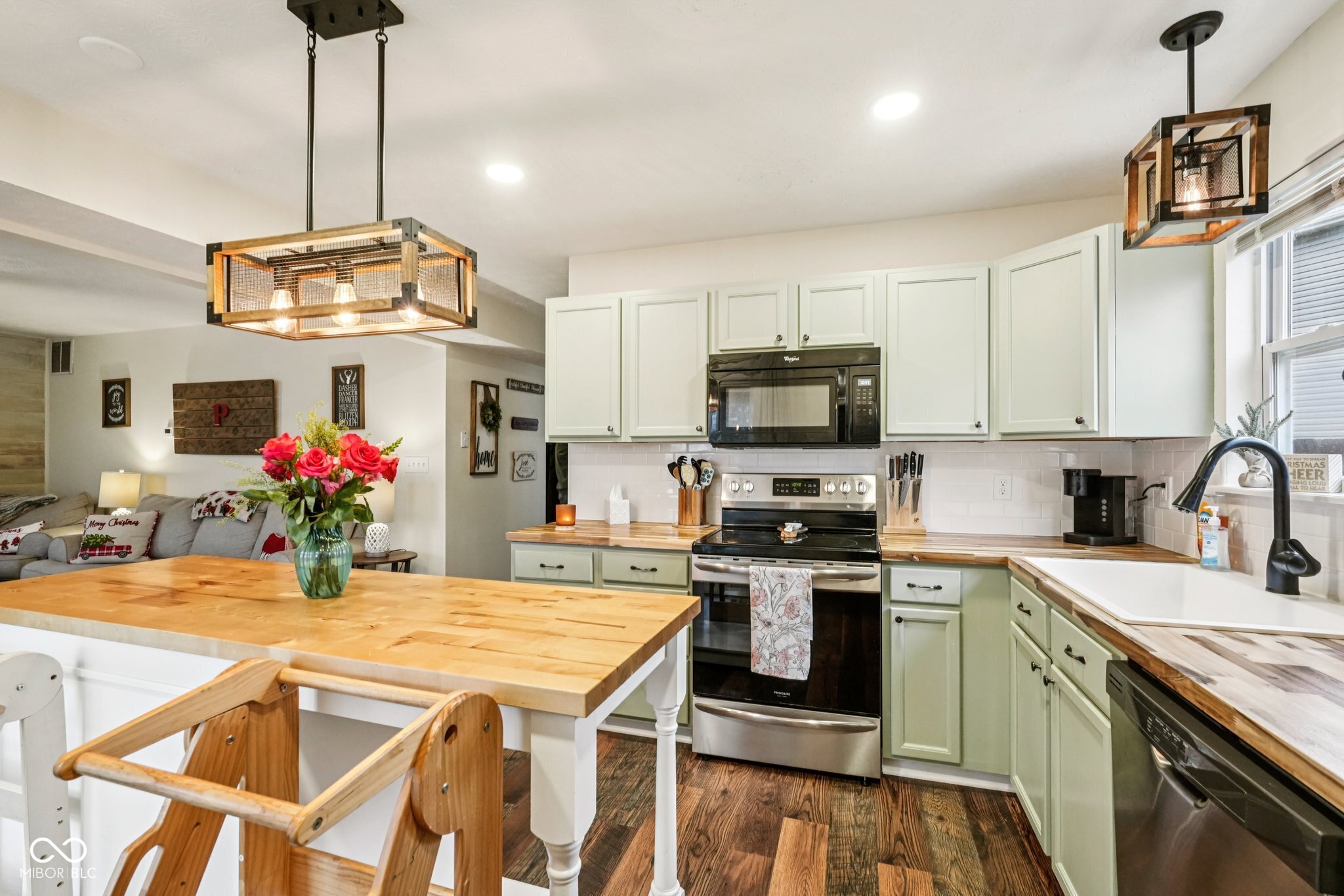 1502 Round Lake Court