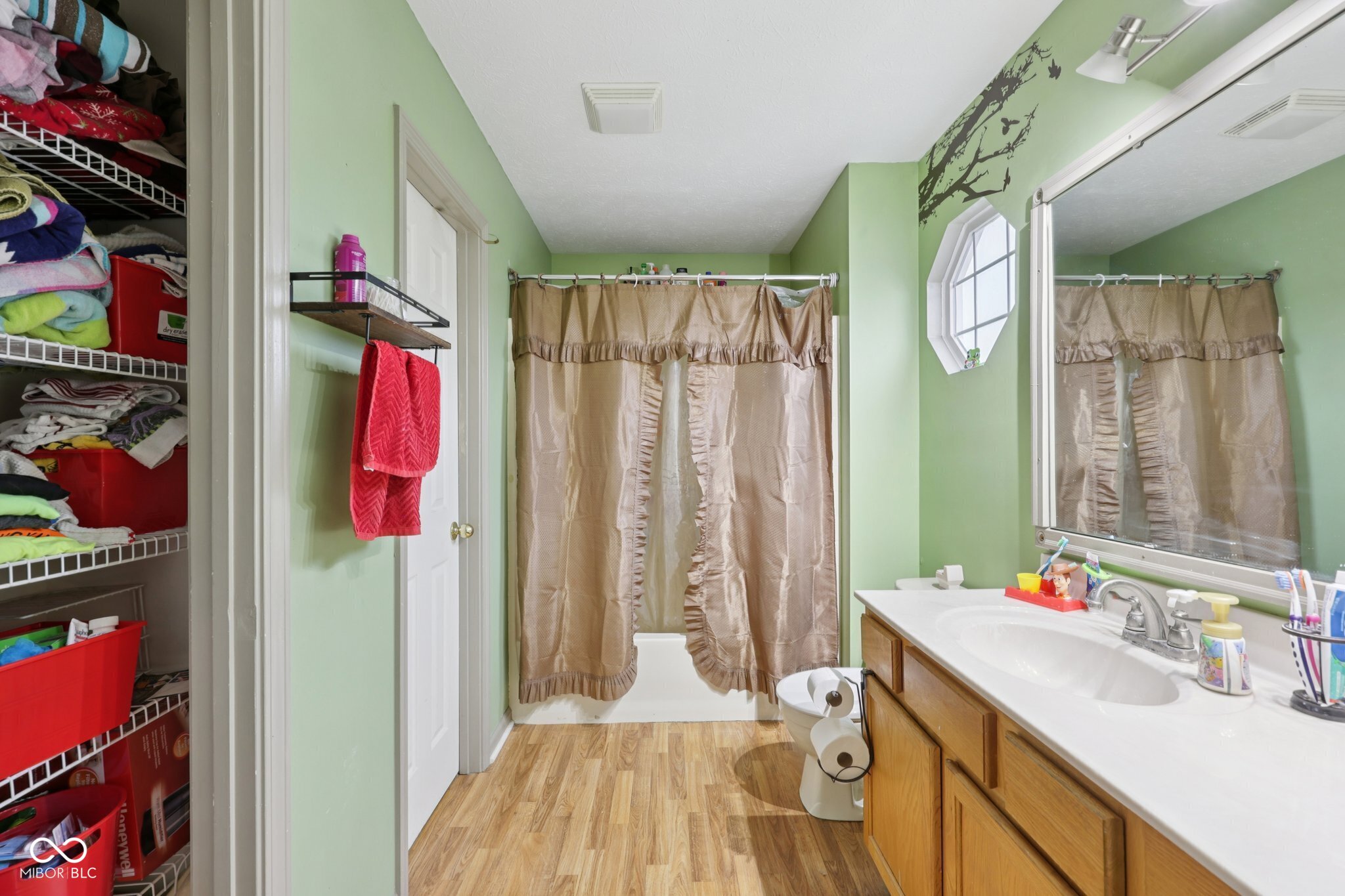 2411 Lakeshore Court