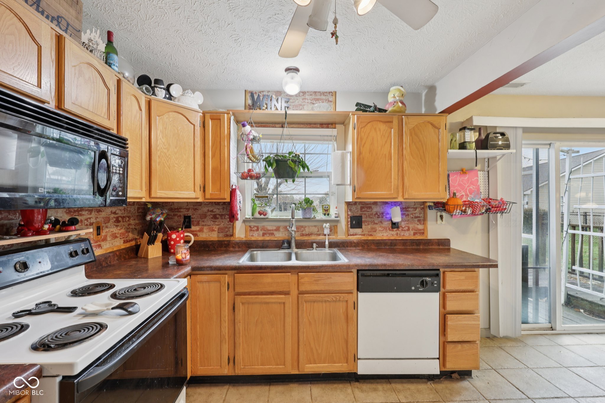 2411 Lakeshore Court