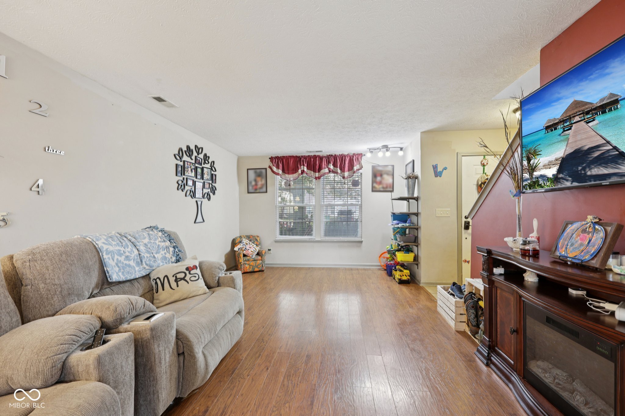 2411 Lakeshore Court