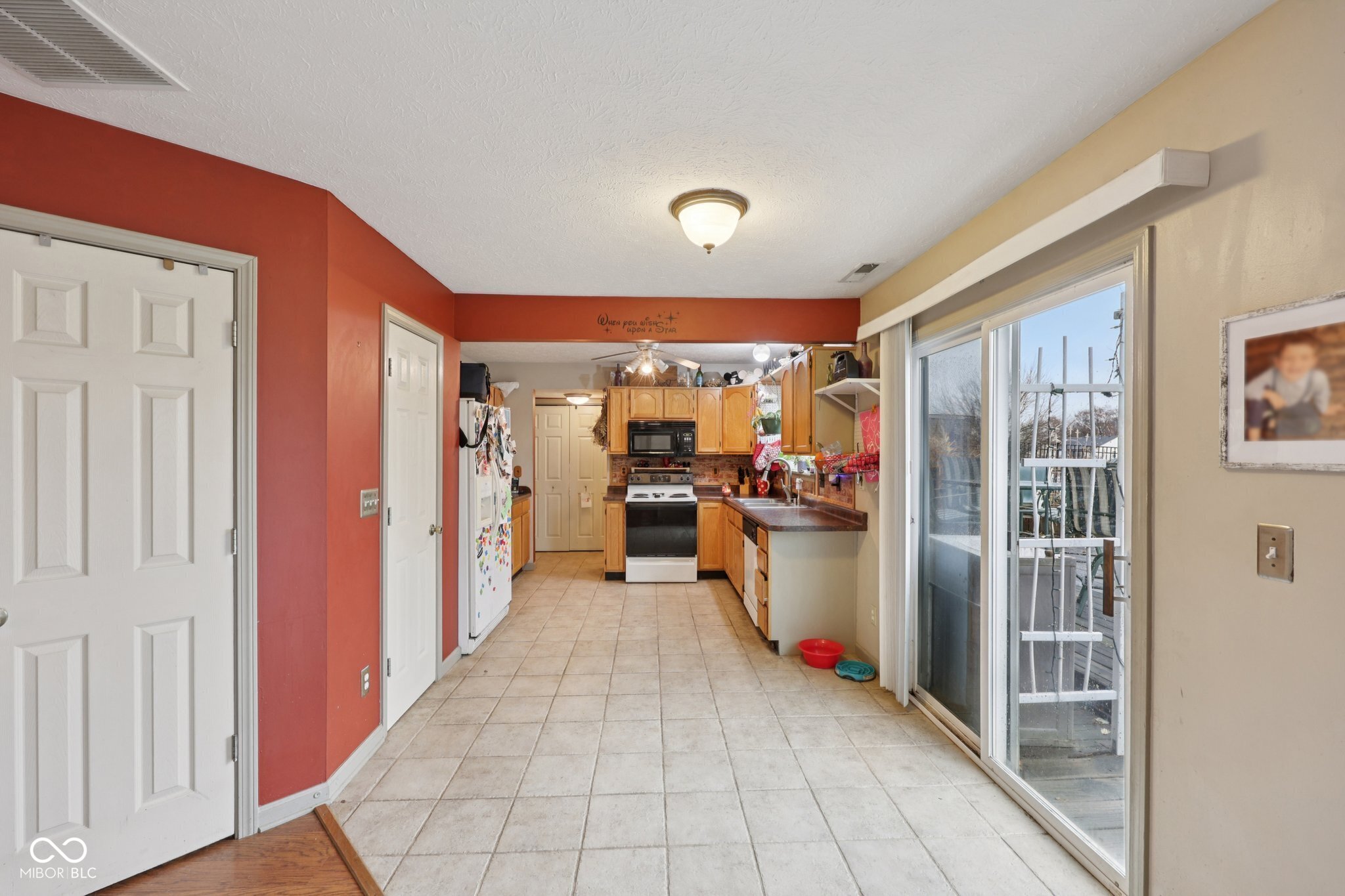 2411 Lakeshore Court