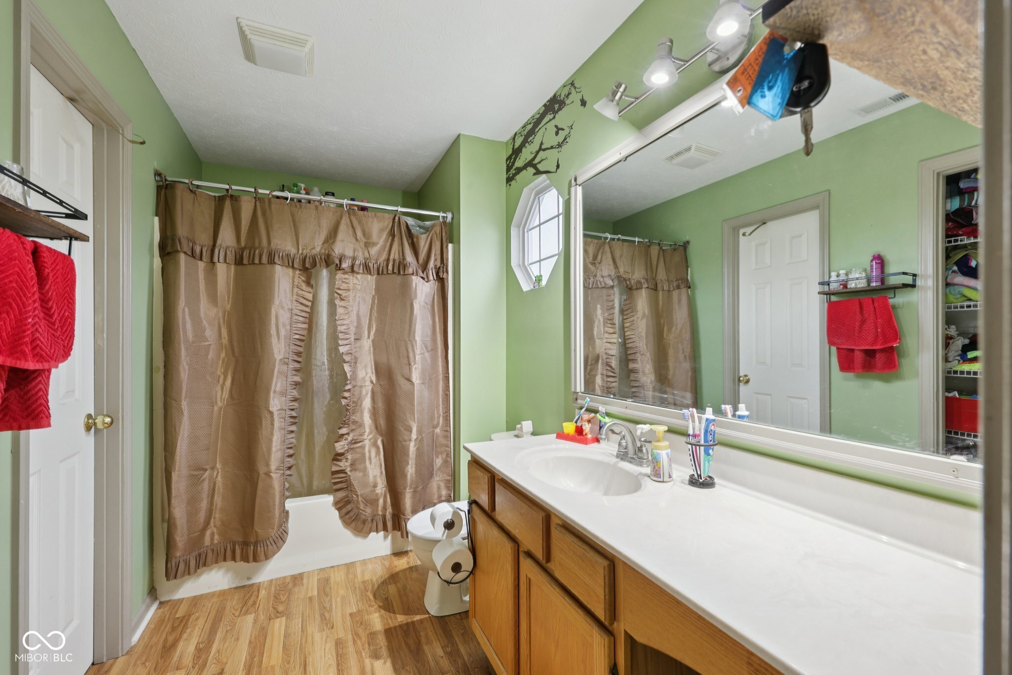 2411 Lakeshore Court