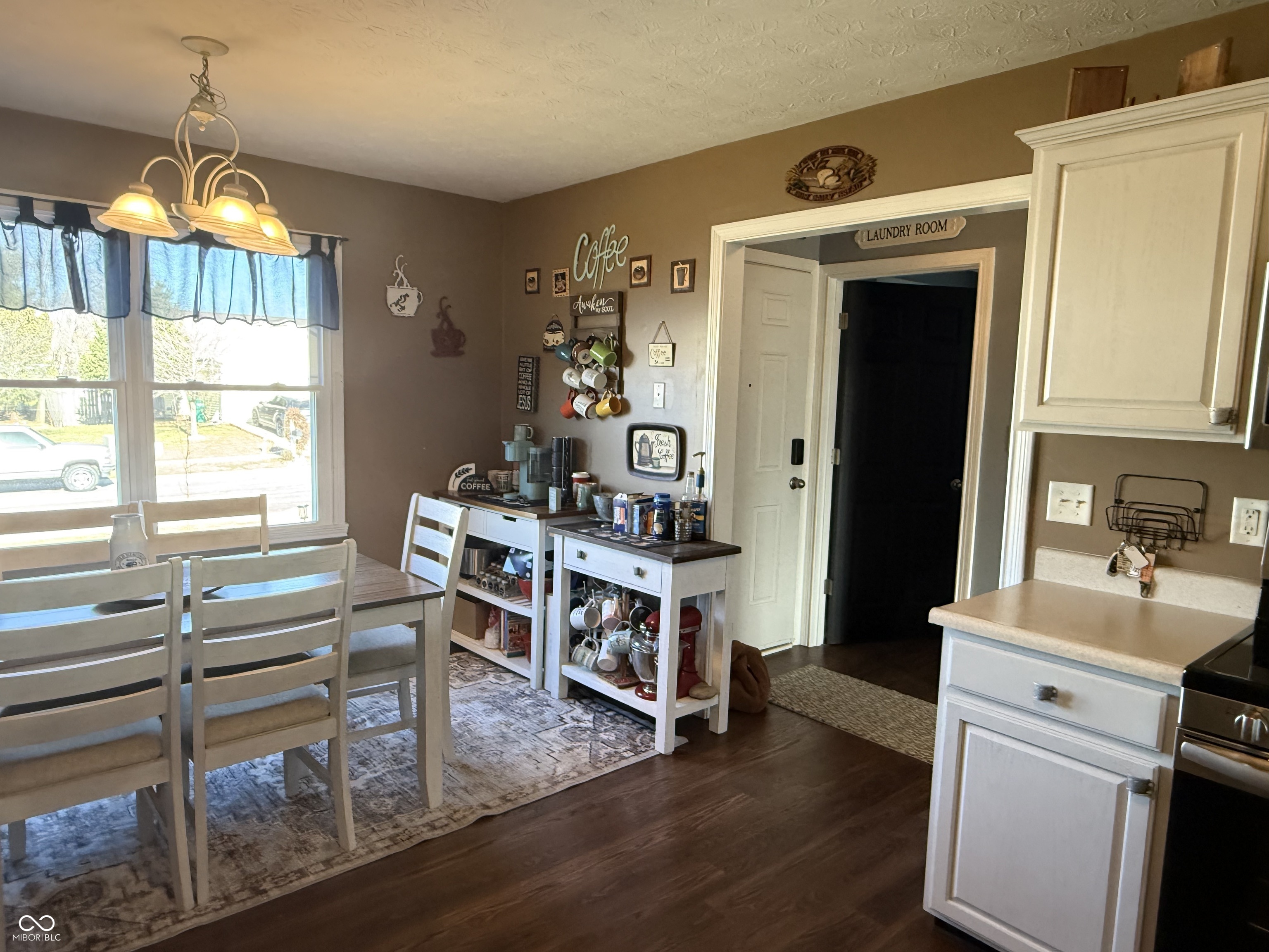 1213 Meadowood Drive