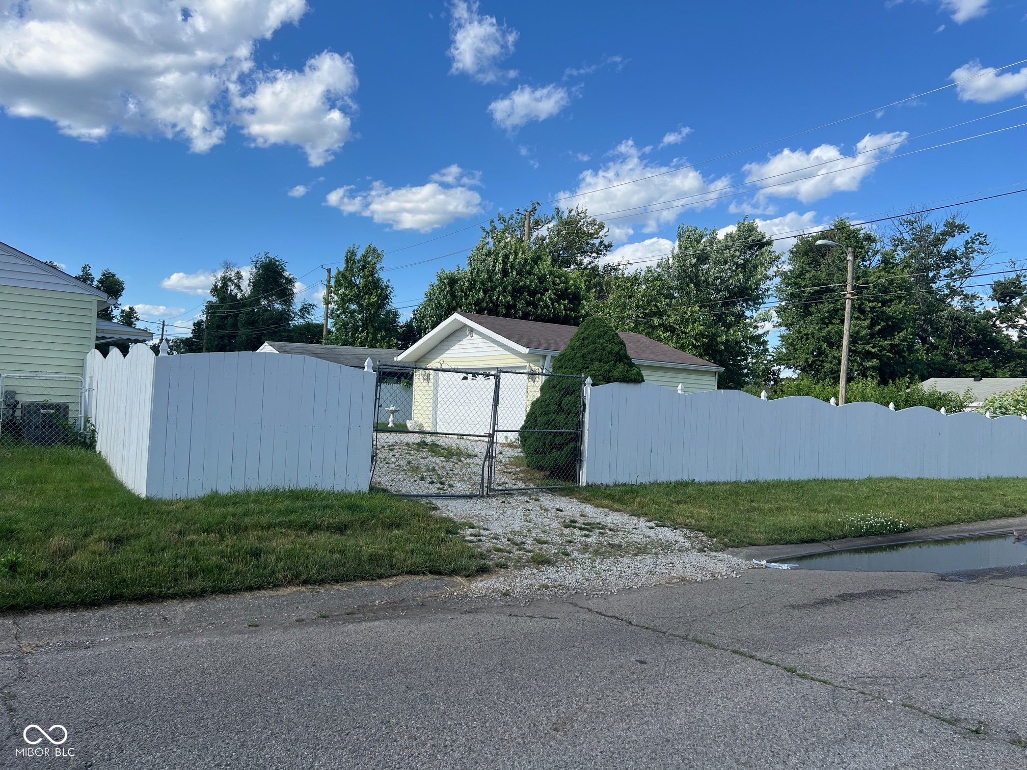 2901 Sangster Avenue