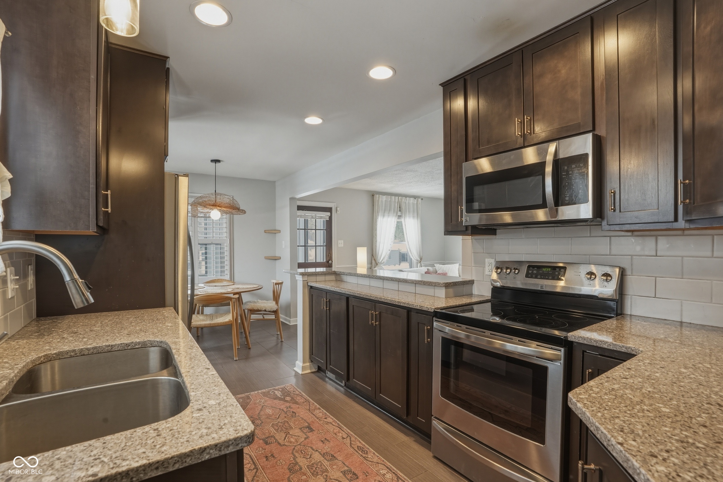 6046 Primrose Avenue