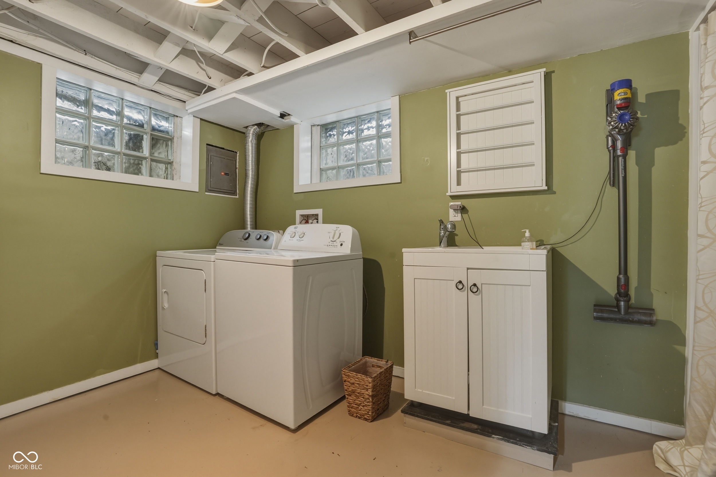 6046 Primrose Avenue