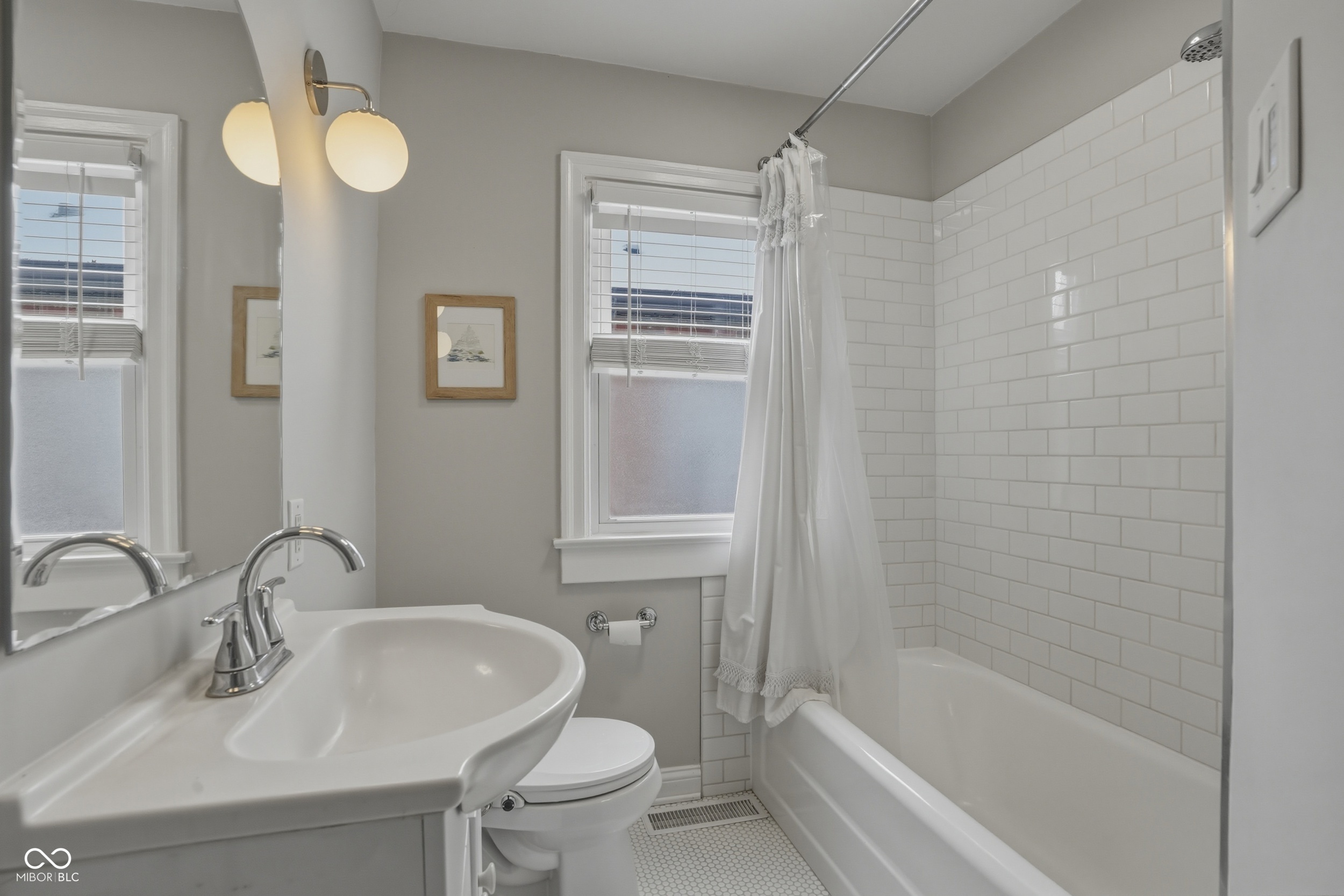 6046 Primrose Avenue