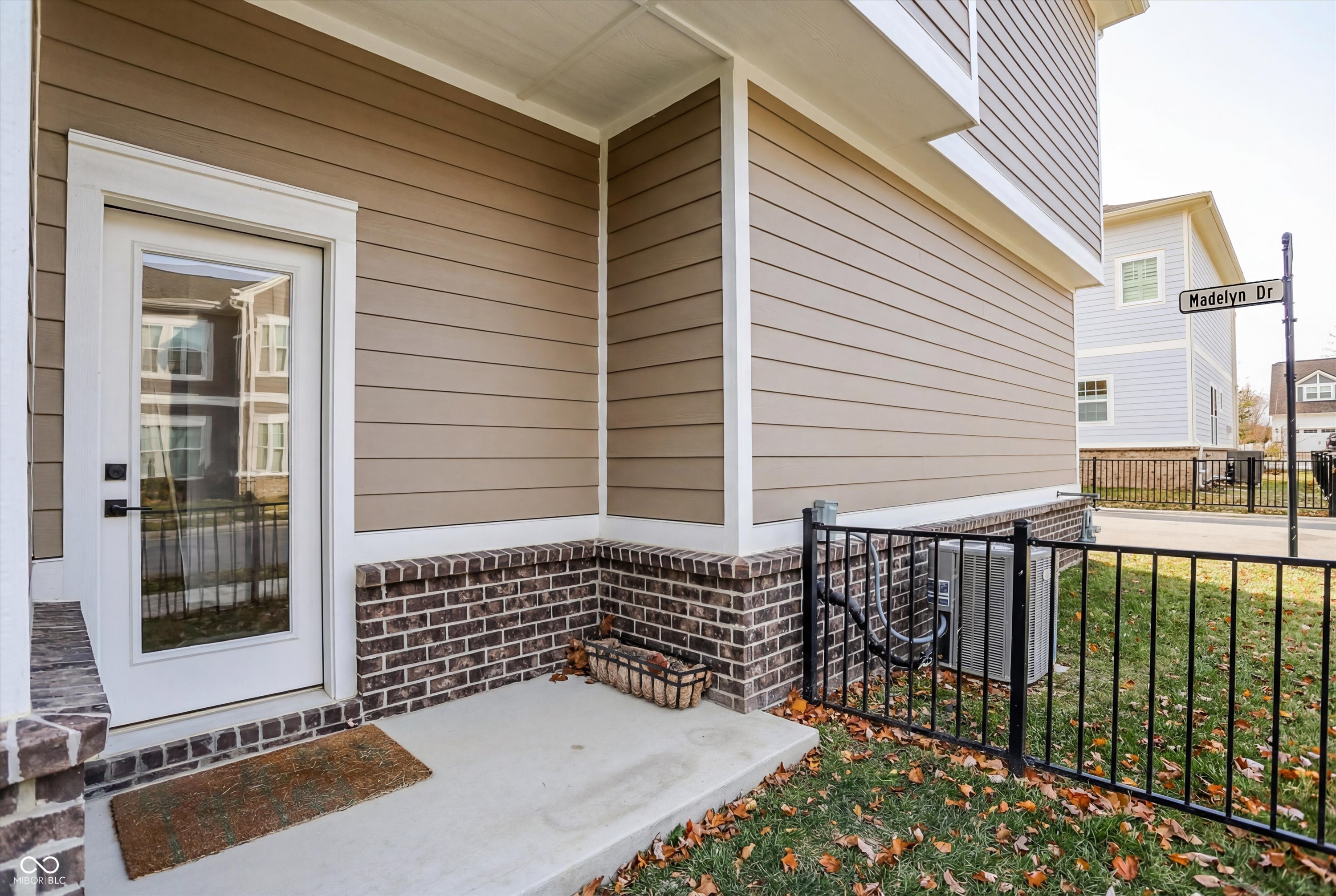963 Madelyn Dr