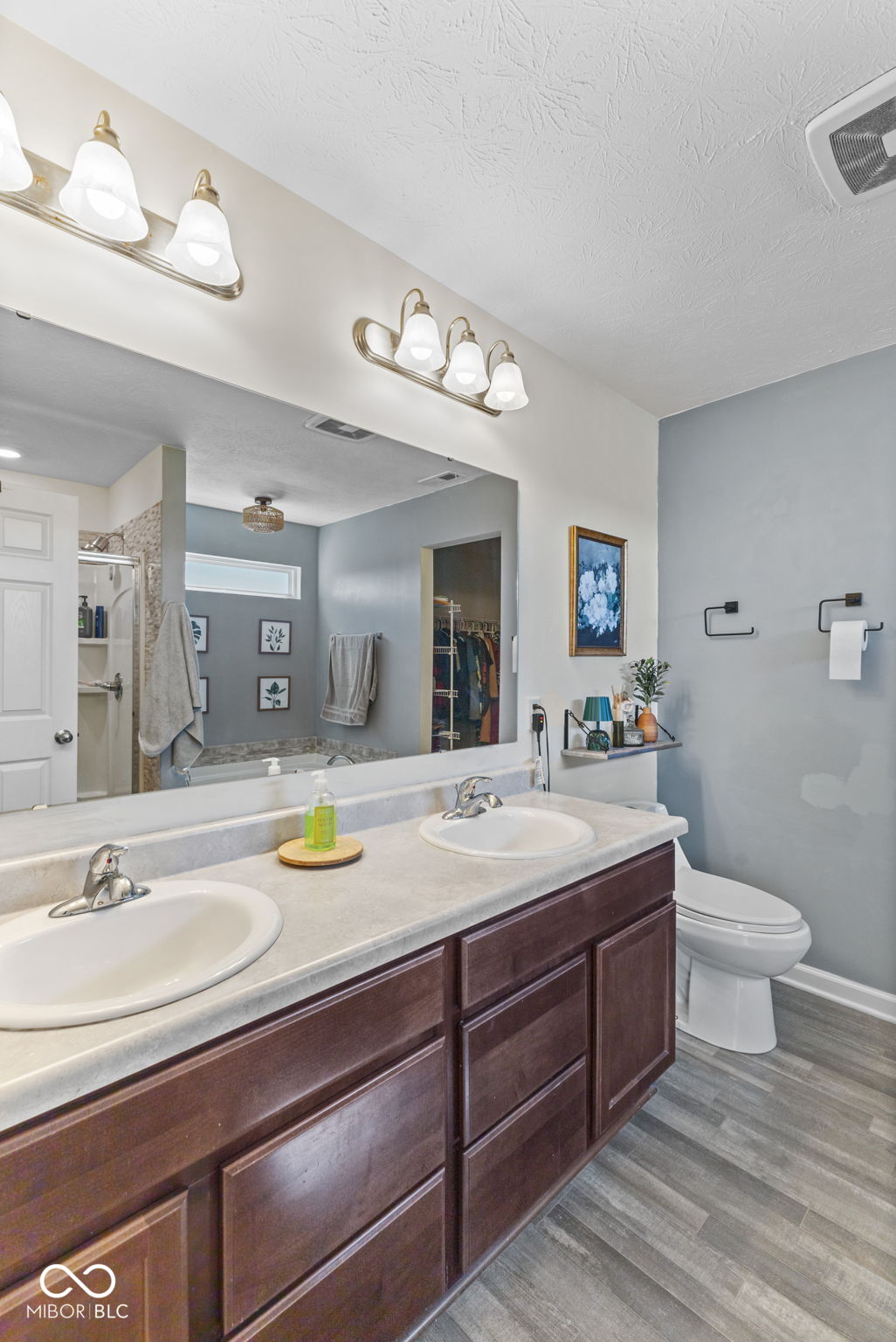 6905 W Wintergreen Court