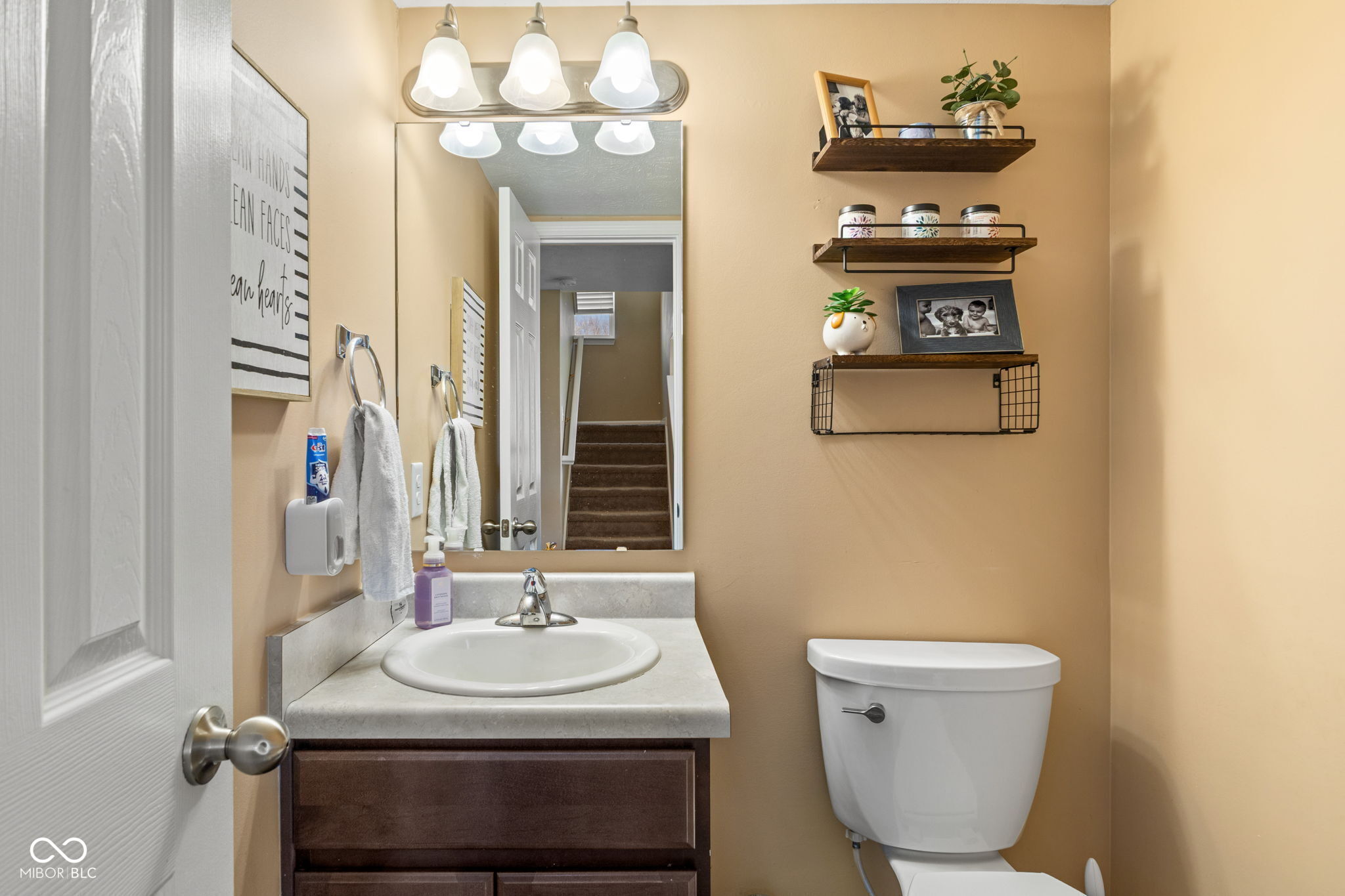 6905 W Wintergreen Court