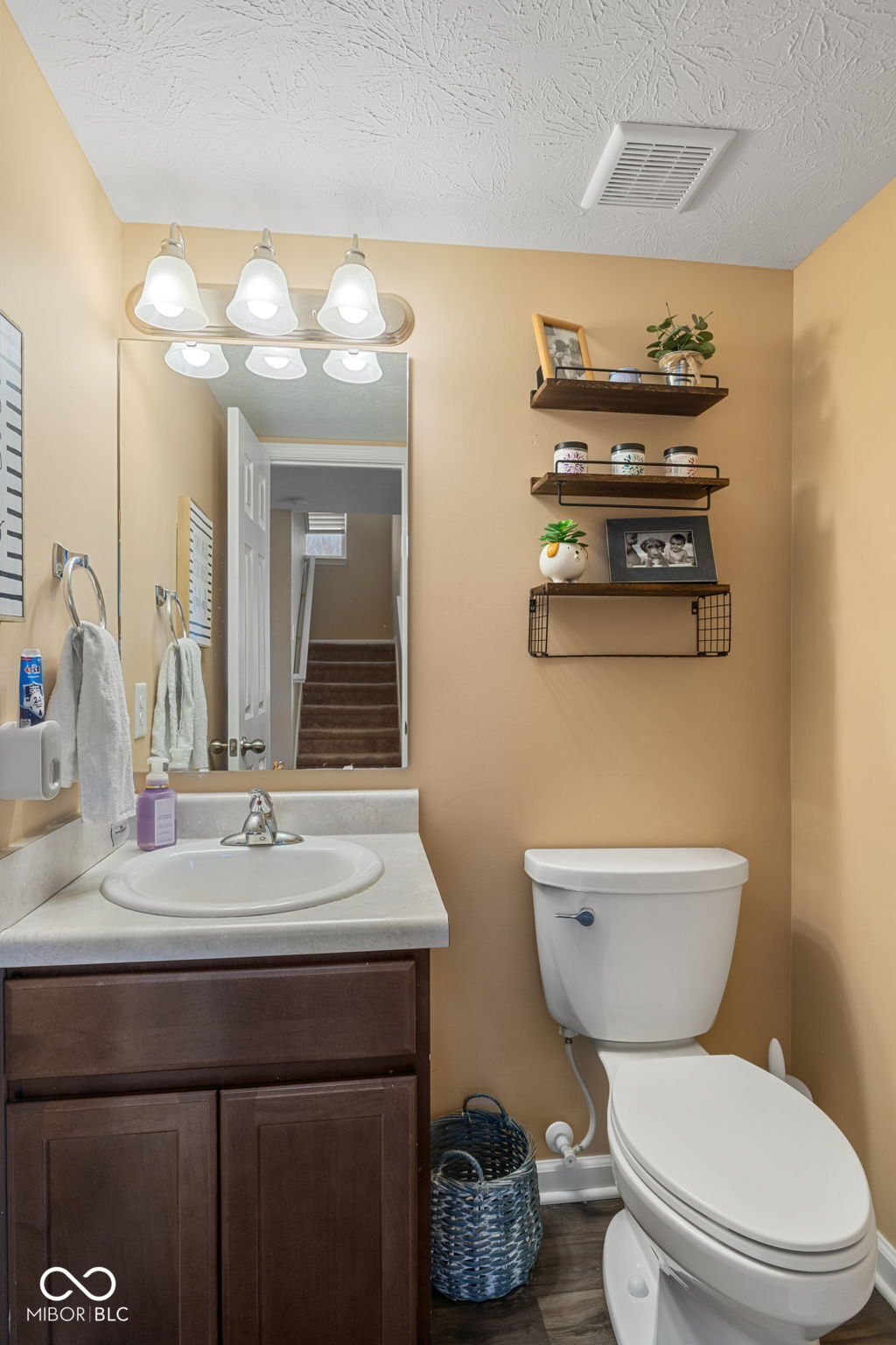 6905 W Wintergreen Court