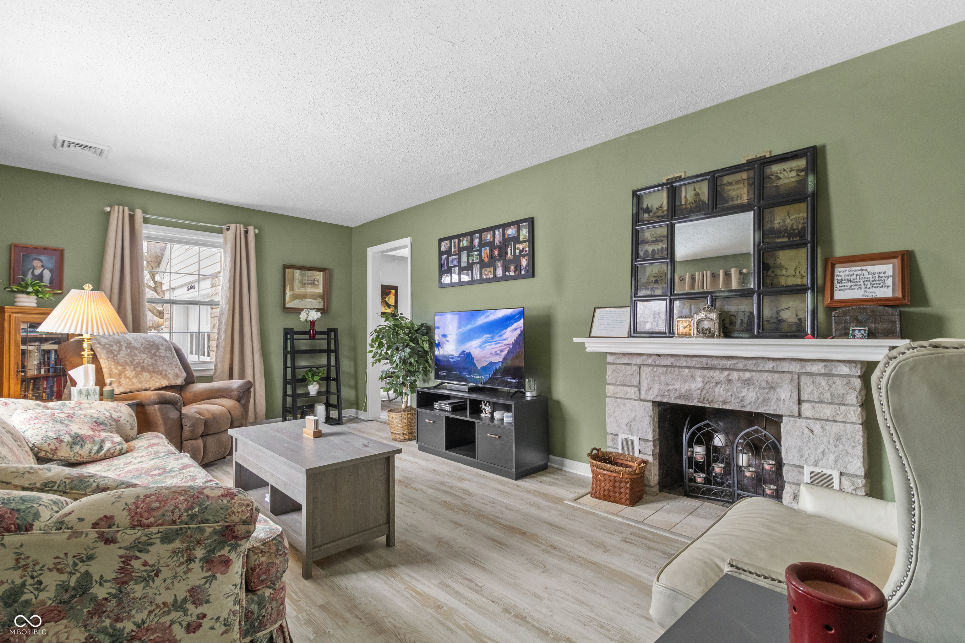 445 N Valley Lane