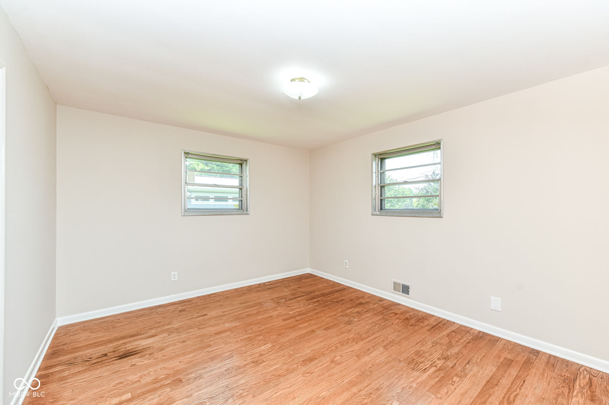 1526 Orchard Park Drive N