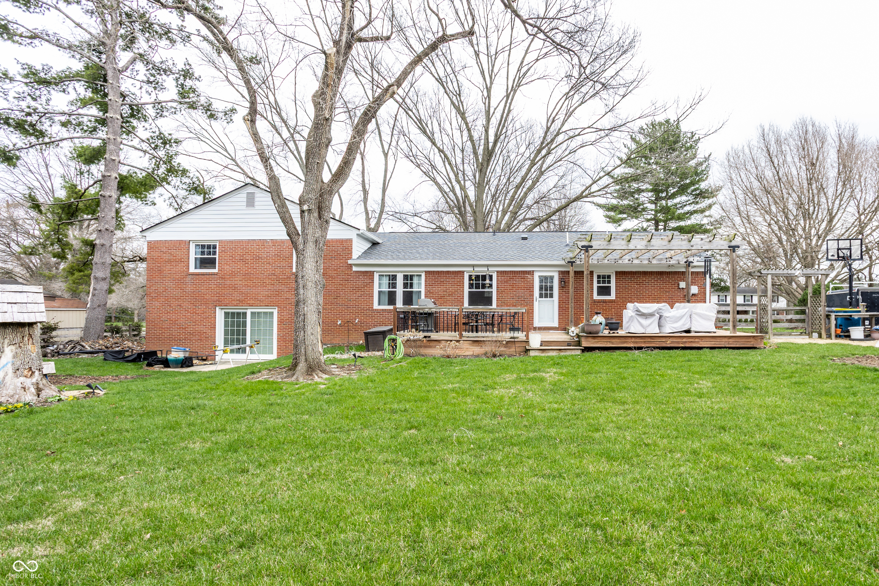7432 Glenview Drive W