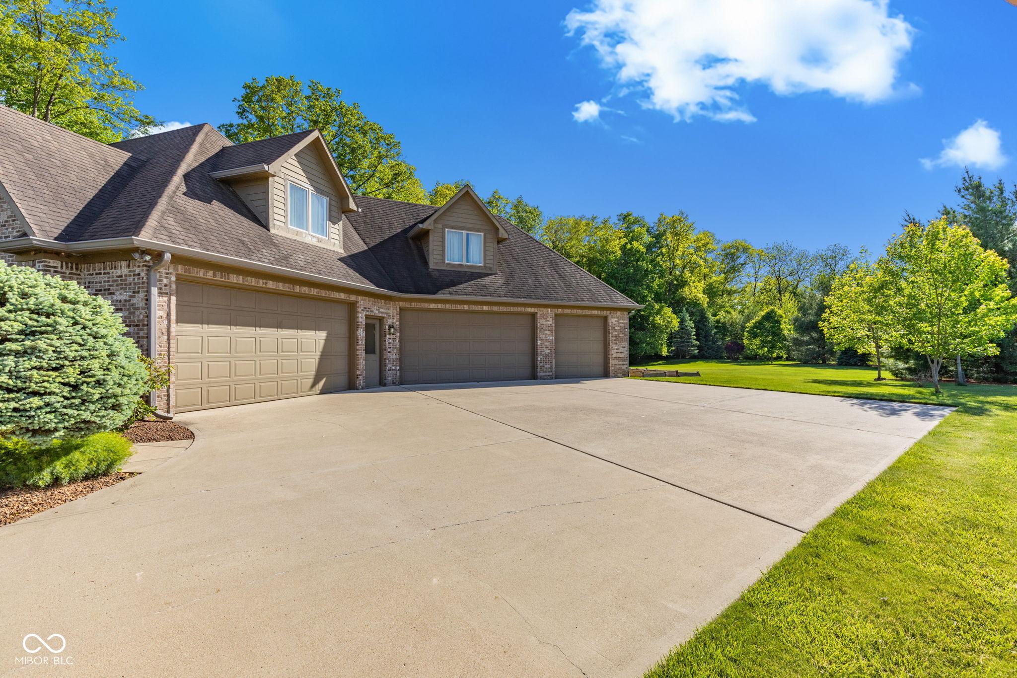 1538 E Grey Feather Trail