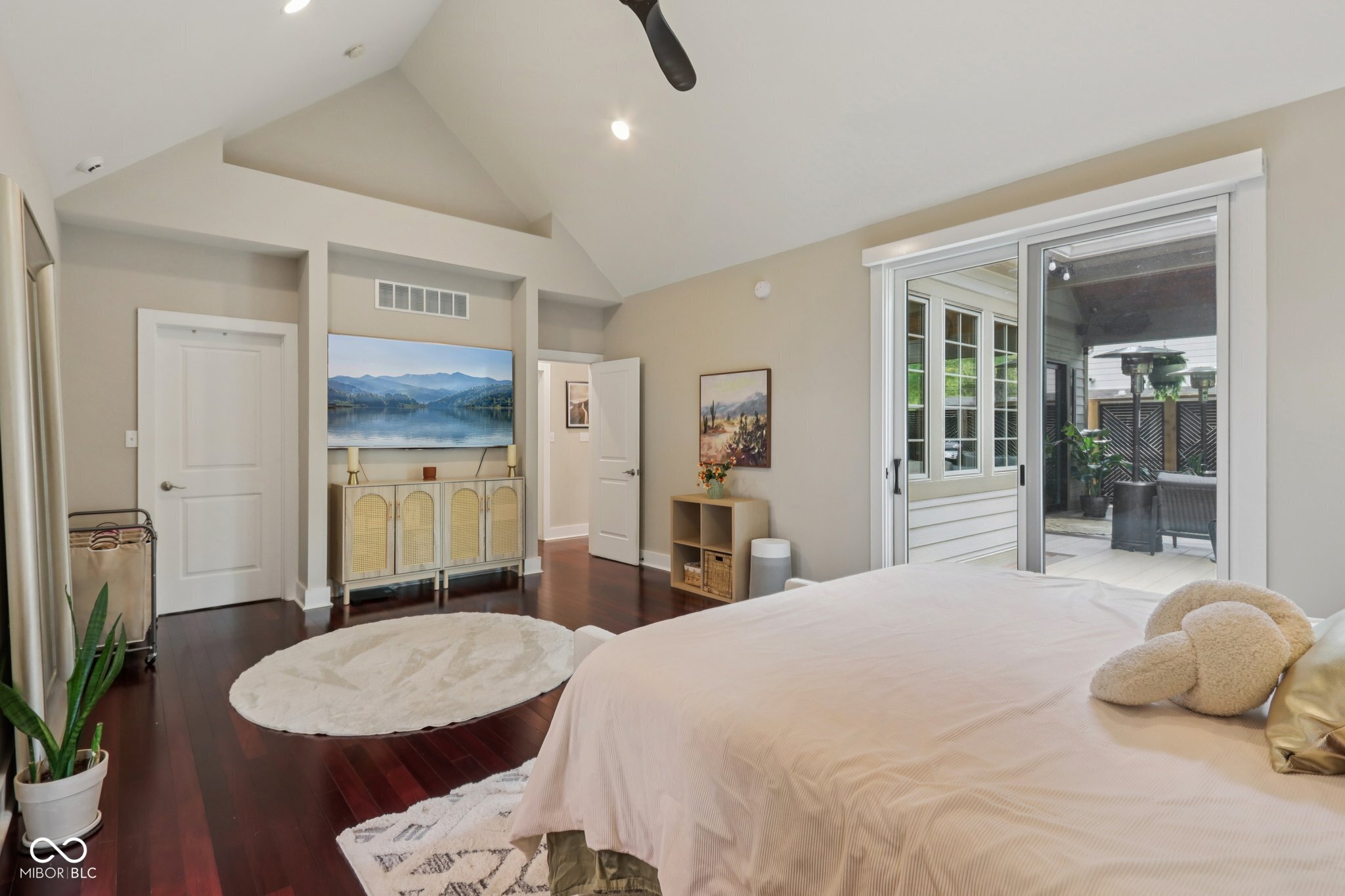 8418 N College Avenue