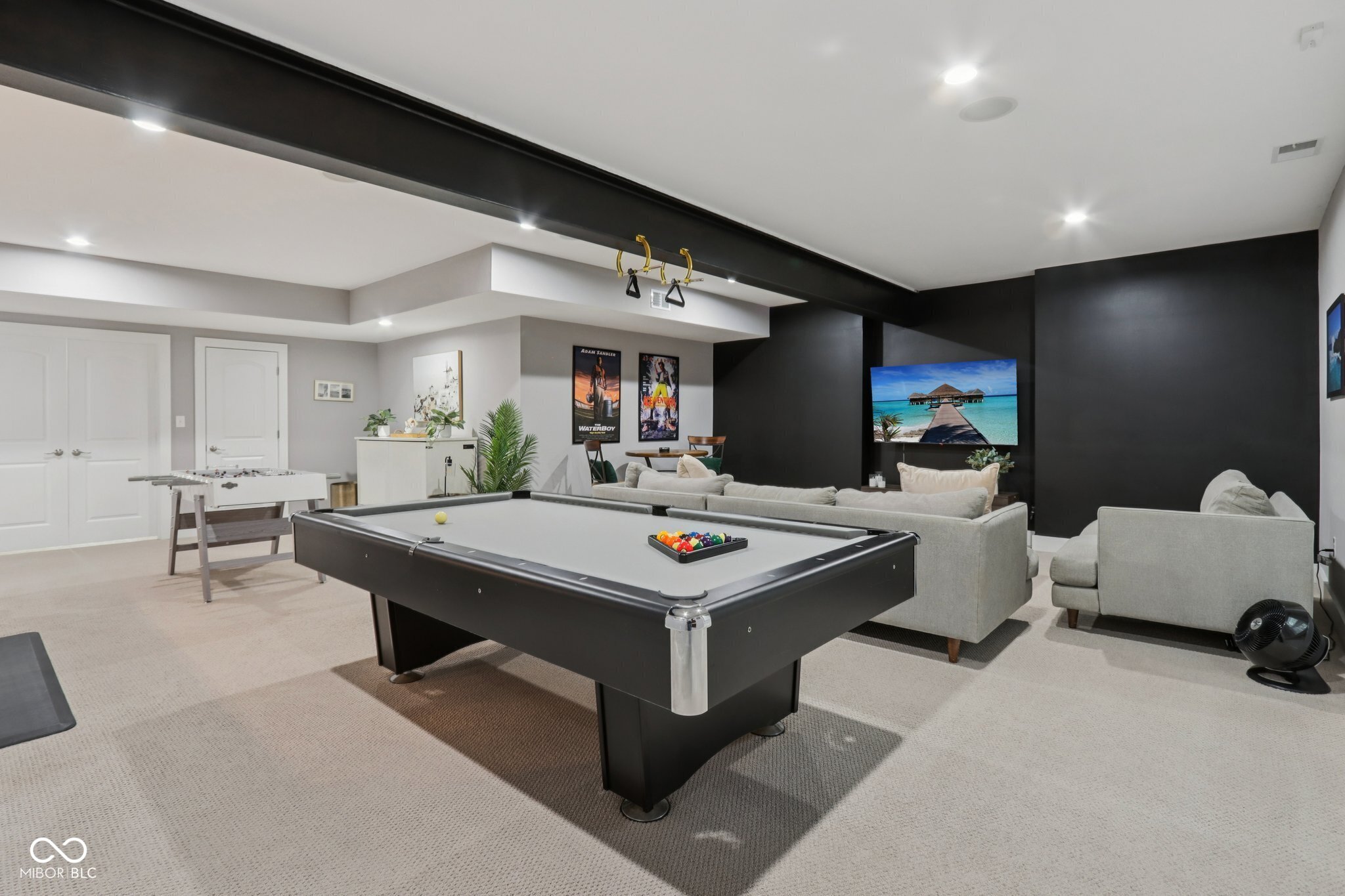 8418 N College Avenue