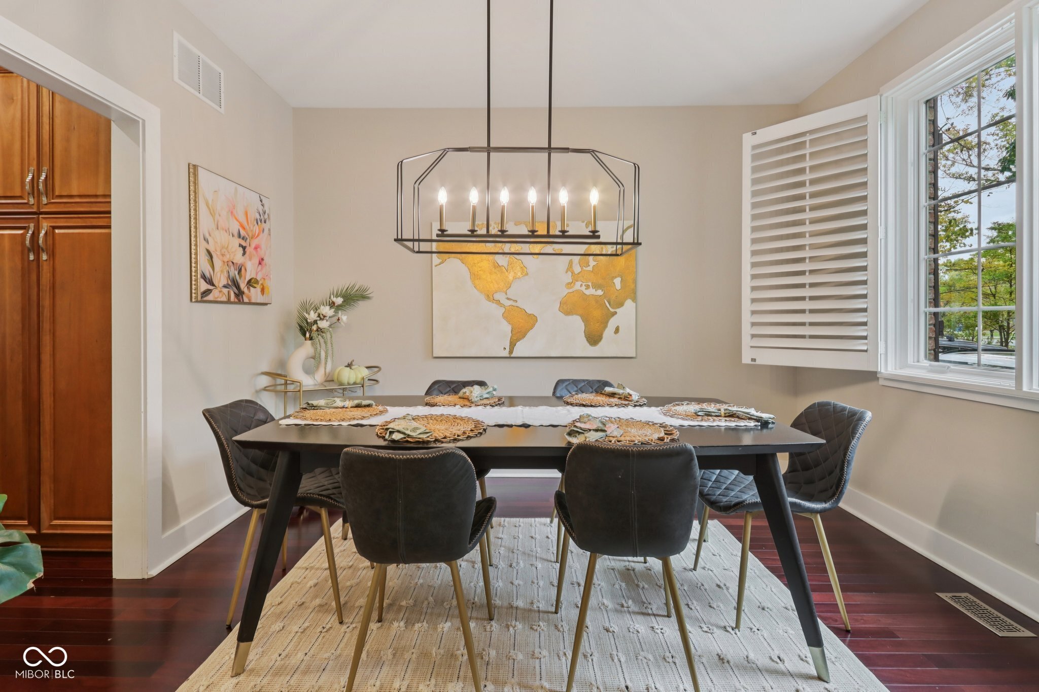 8418 N College Avenue