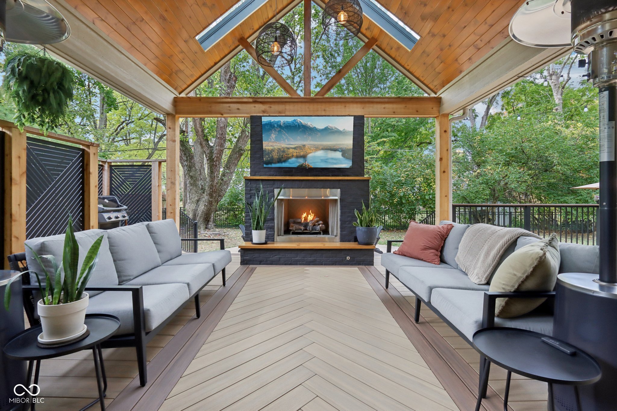 8418 N College Avenue