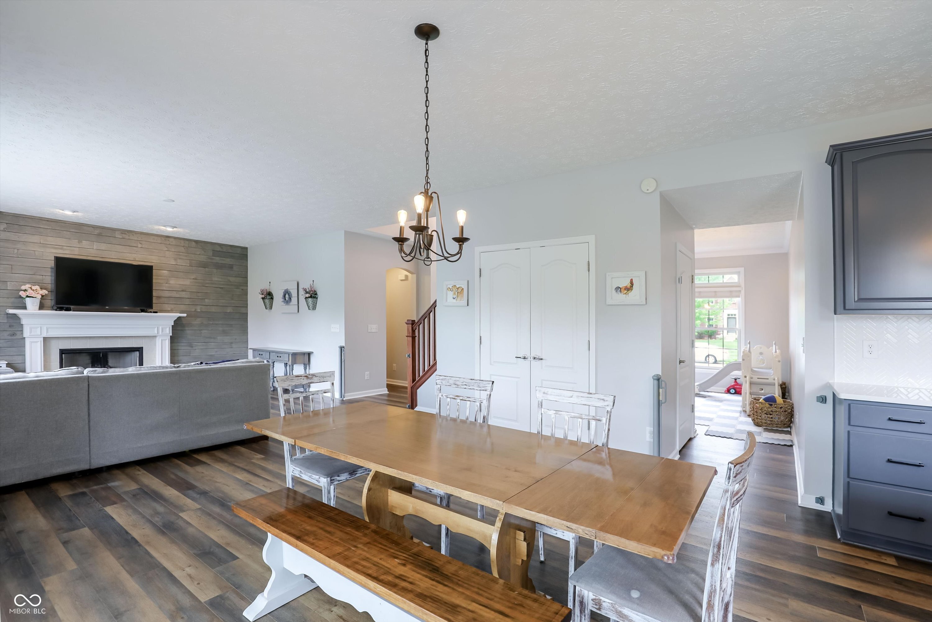 4207 Honeysuckle Lane
