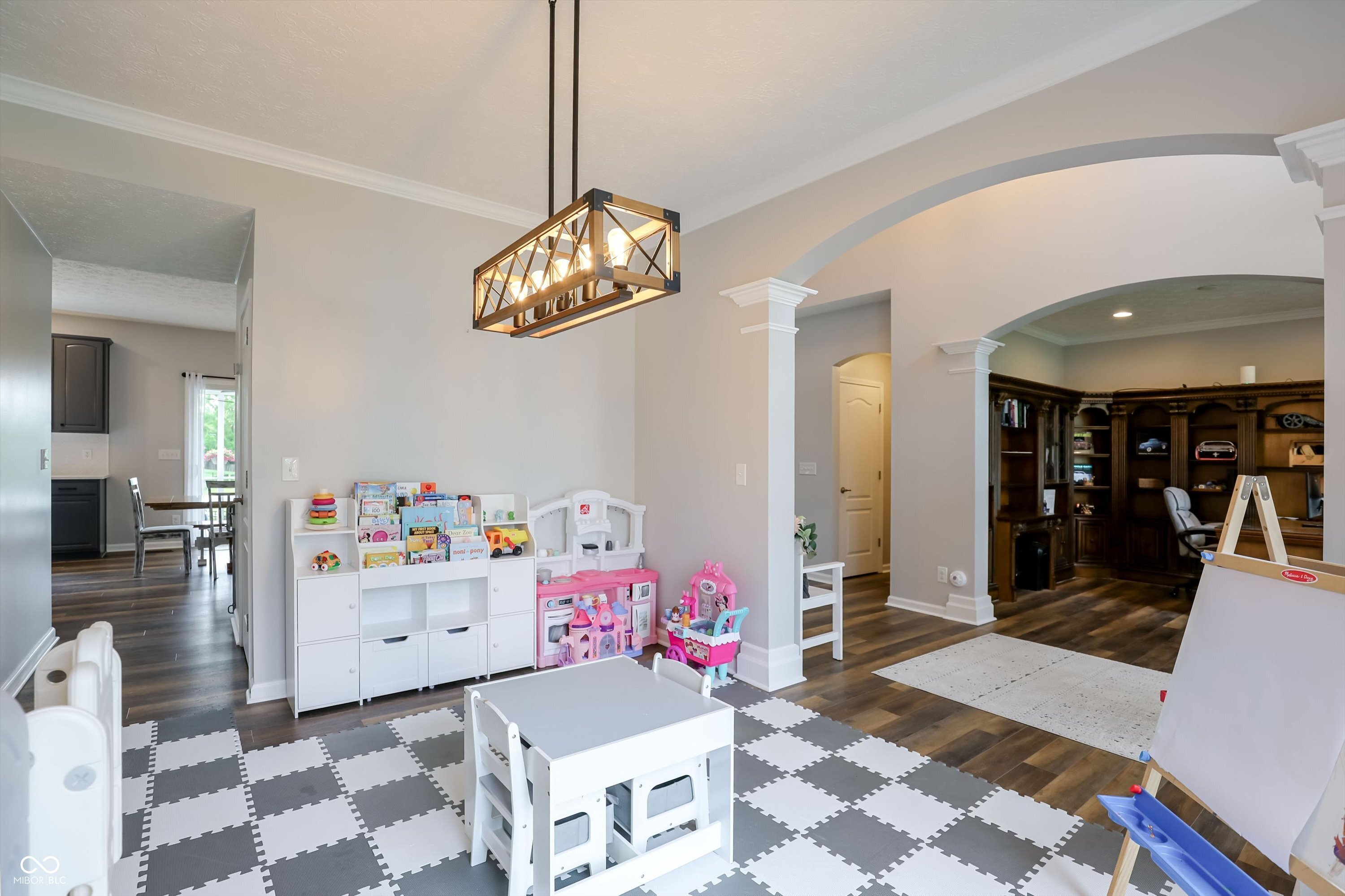 4207 Honeysuckle Lane