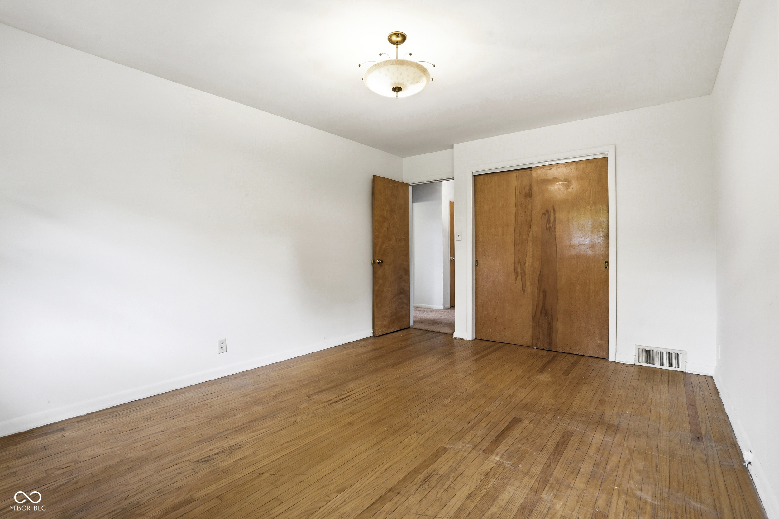 7012 Steven Lane