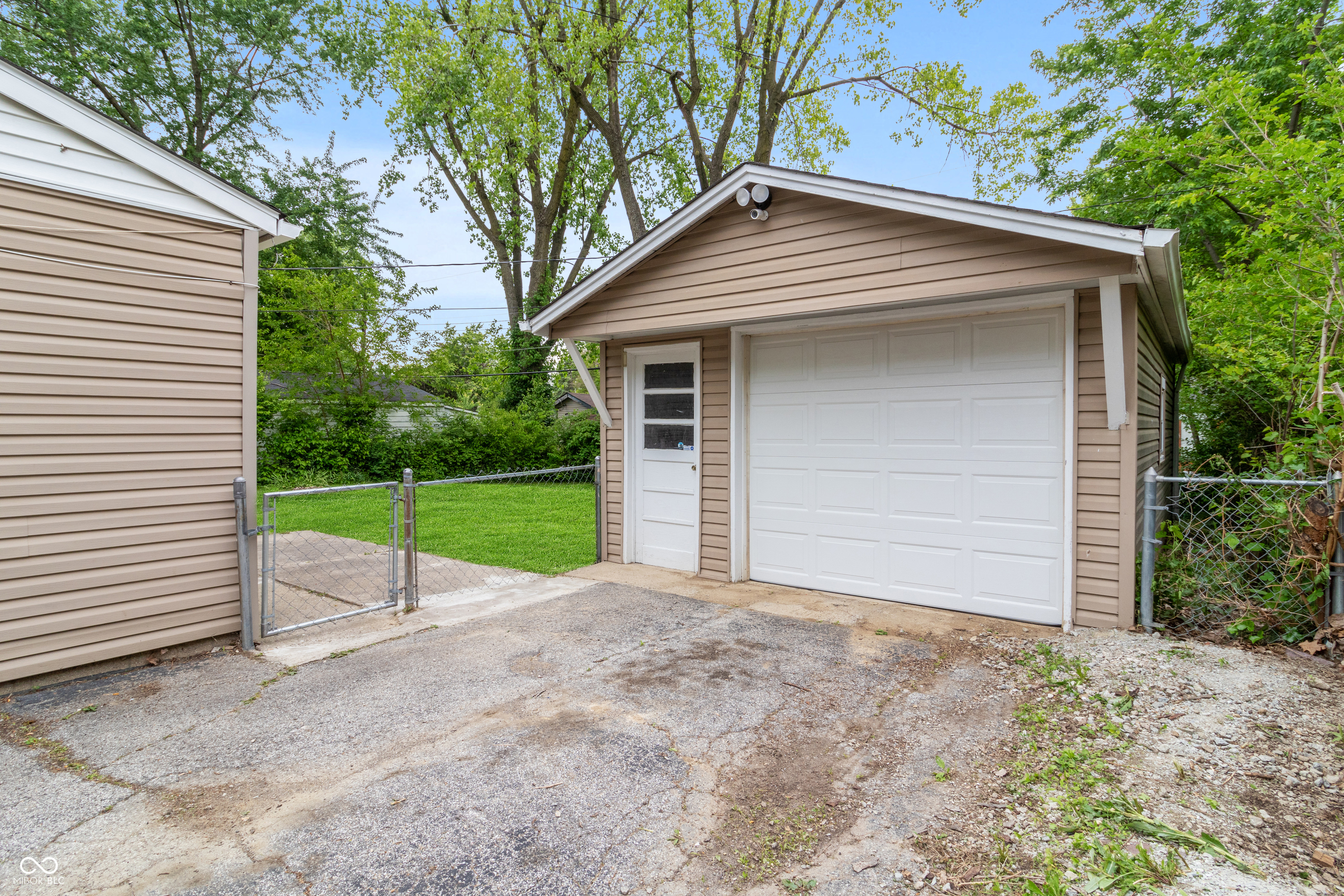 8128 Barry Road