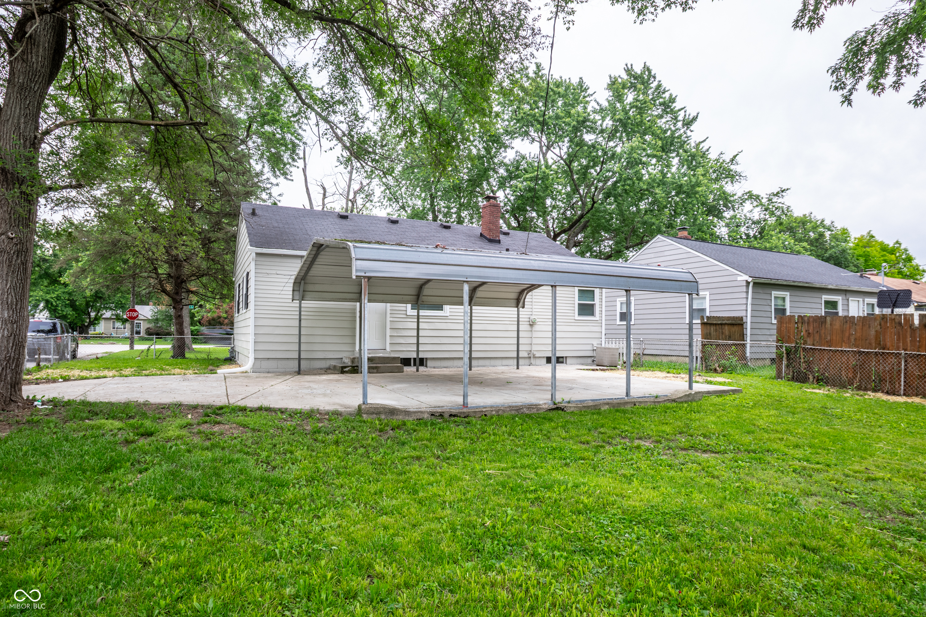 2042 Kessler Boulevard North Drive