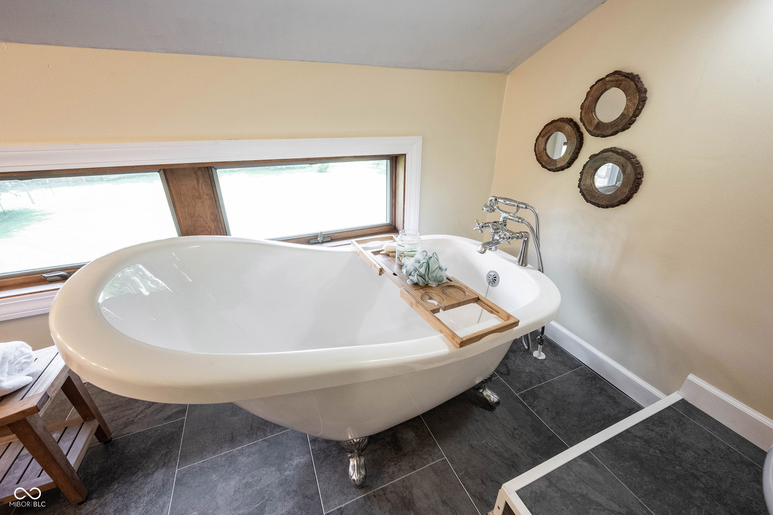 4269 E 200 N