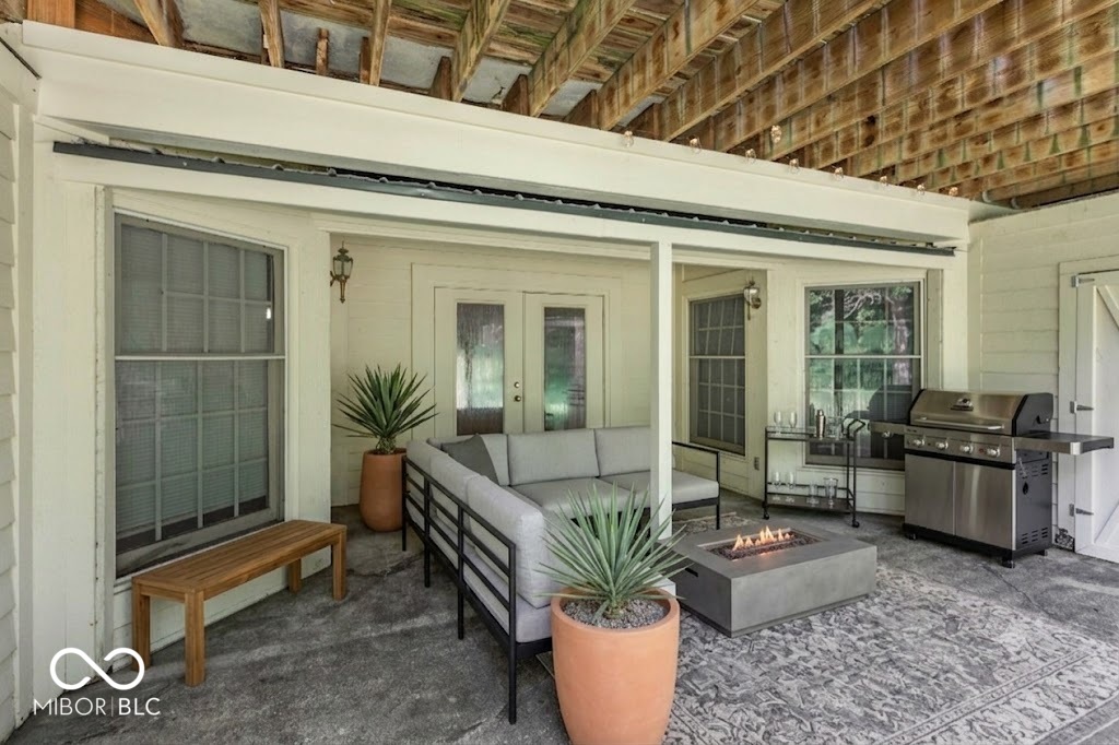 7126 Lakeside Woods Drive