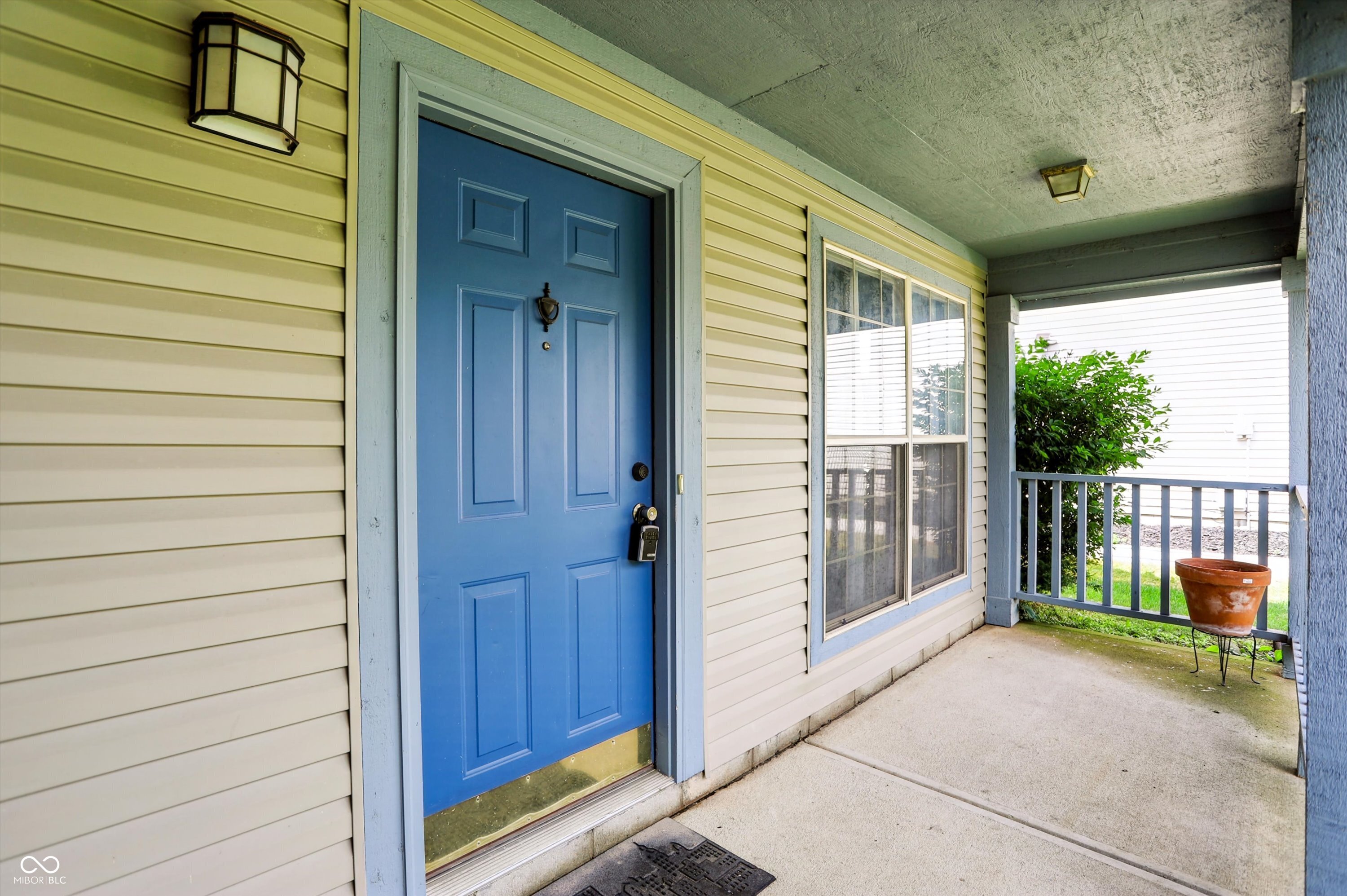 6105 Lakeside Manor Avenue