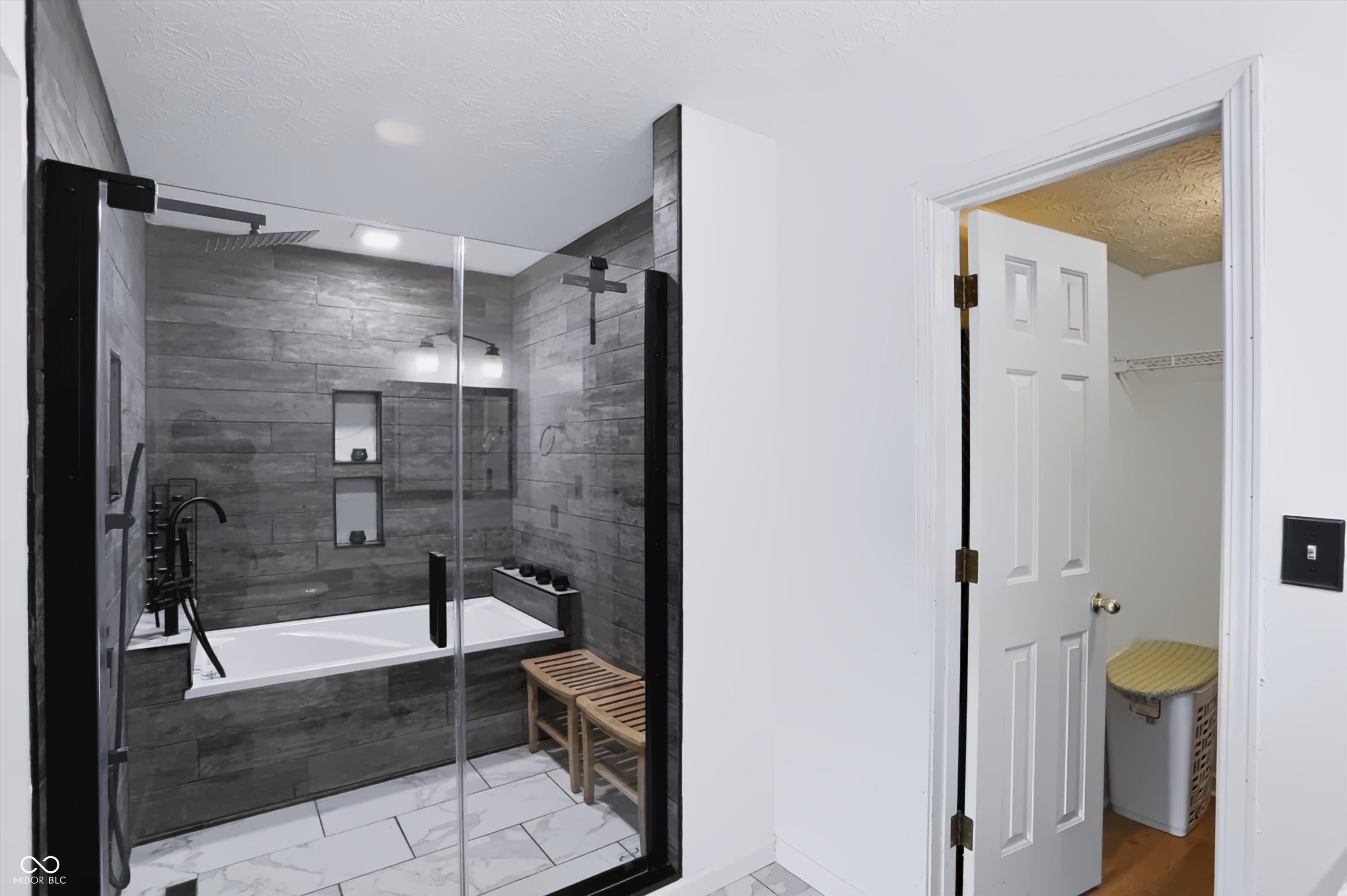 6105 Lakeside Manor Avenue