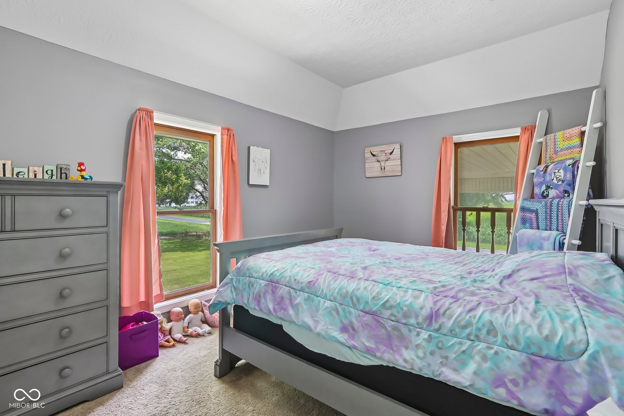 8172 E 1000 N