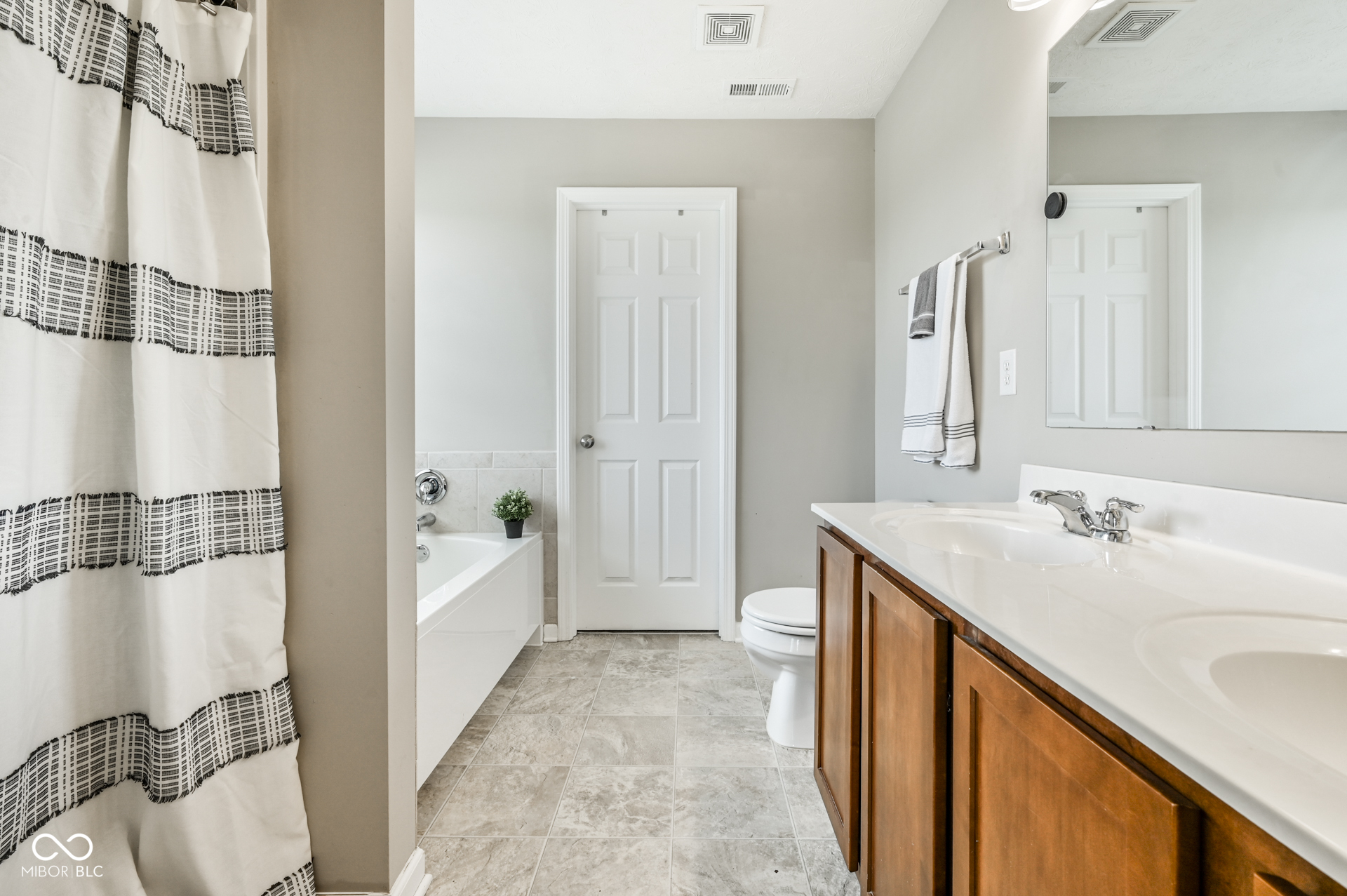 6558 W Dickens Crossing