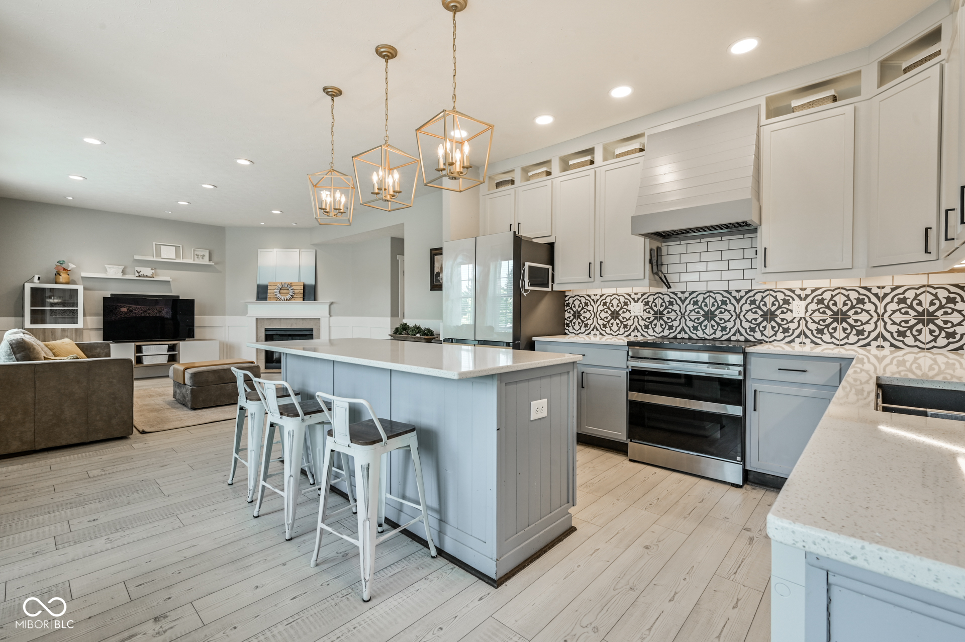 6558 W Dickens Crossing