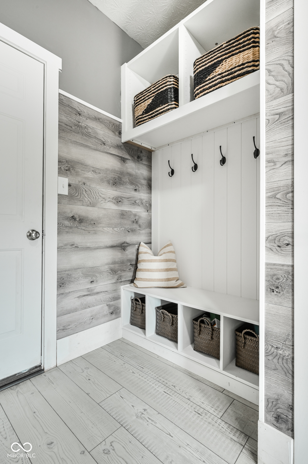 6558 W Dickens Crossing