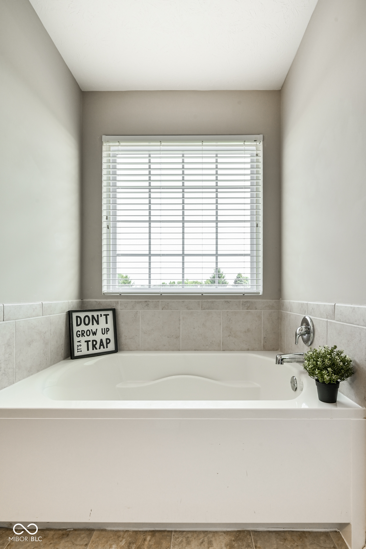6558 W Dickens Crossing
