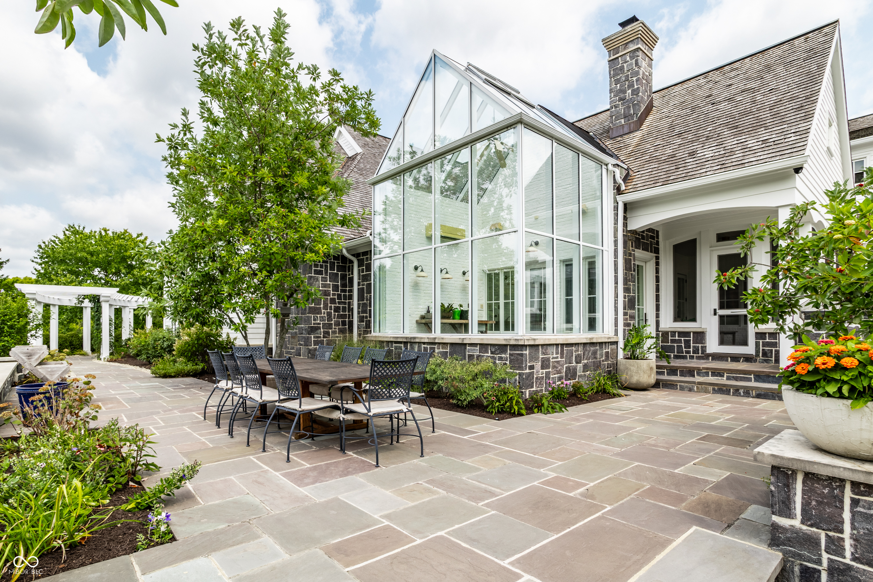 1121 Laurelwood