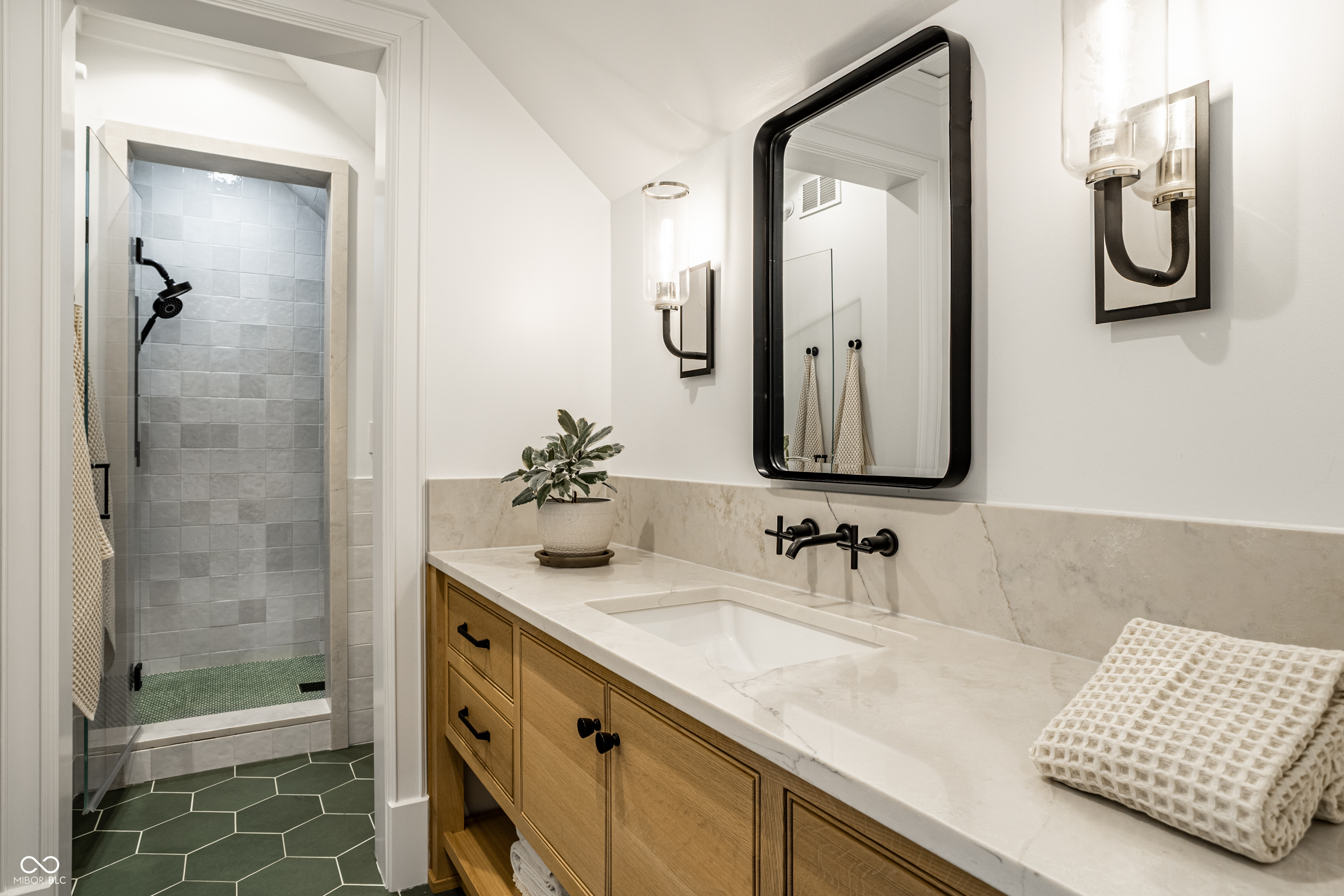 1121 Laurelwood