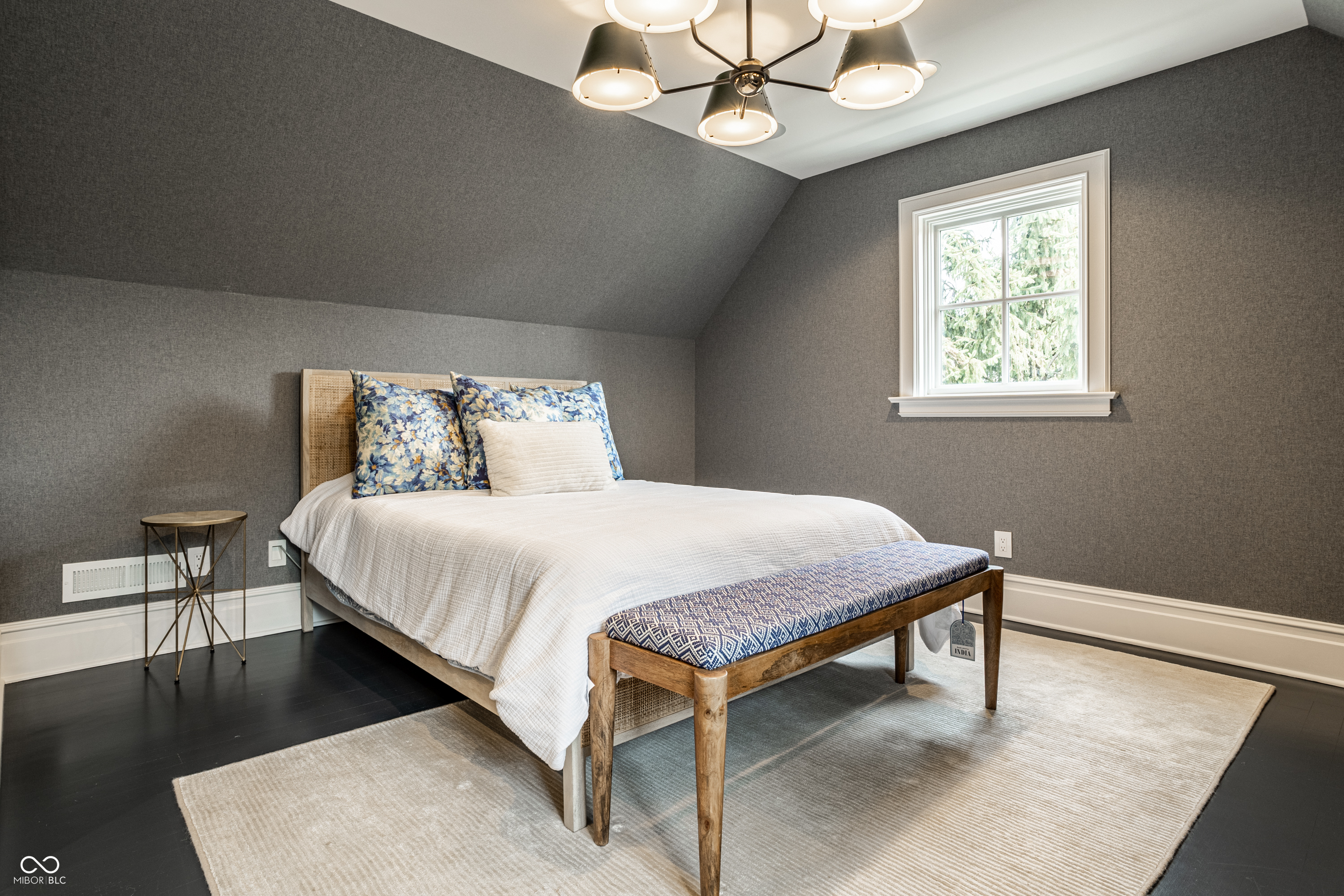 1121 Laurelwood