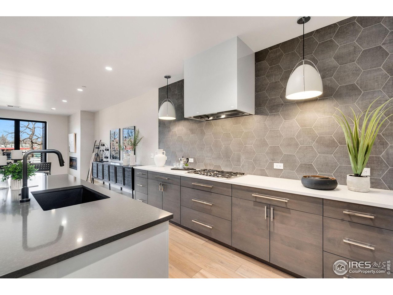 205 E 6th St 202