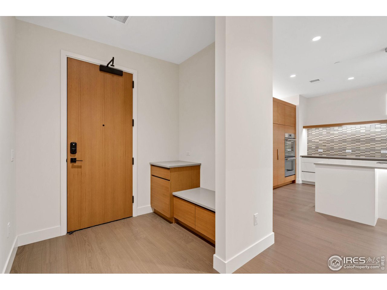 205 E 6th St 300